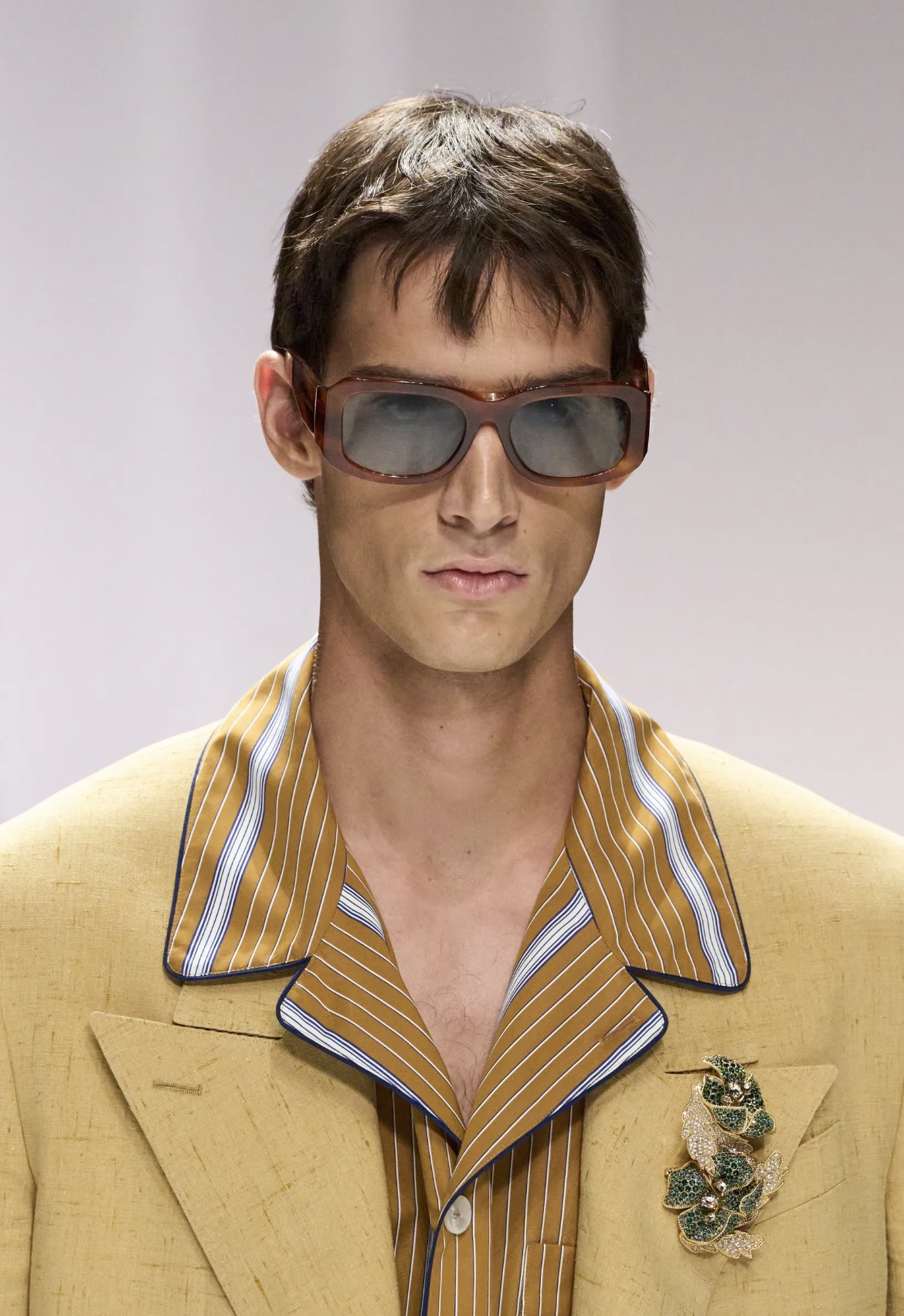 Челка-штрихкод и стрижка Алессандро Микеле: бьюти-тренды мужской Недели моды весна-лето 2026 (фото 2)