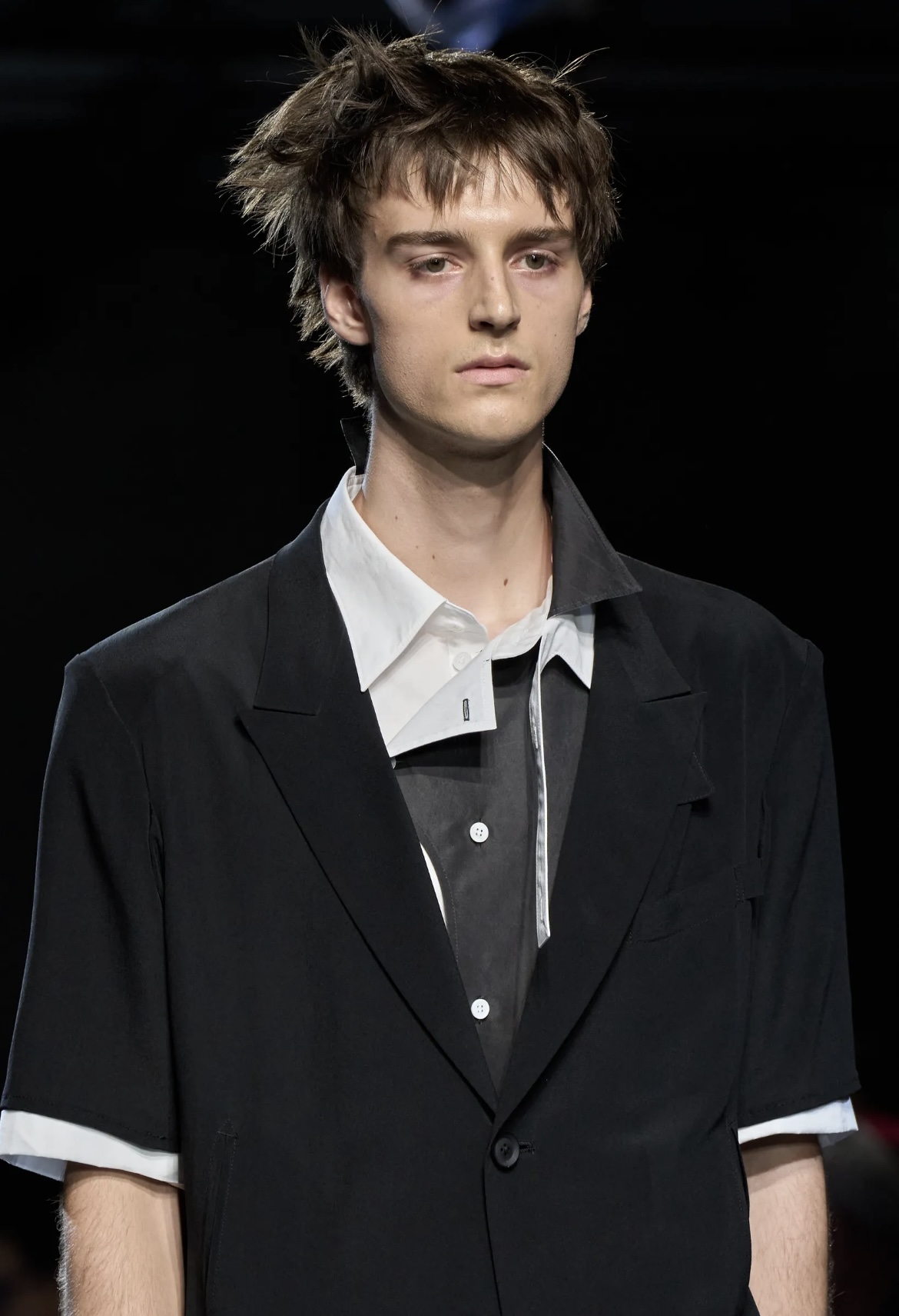 Челка-штрихкод и стрижка Алессандро Микеле: бьюти-тренды мужской Недели моды весна-лето 2026 (фото 5)