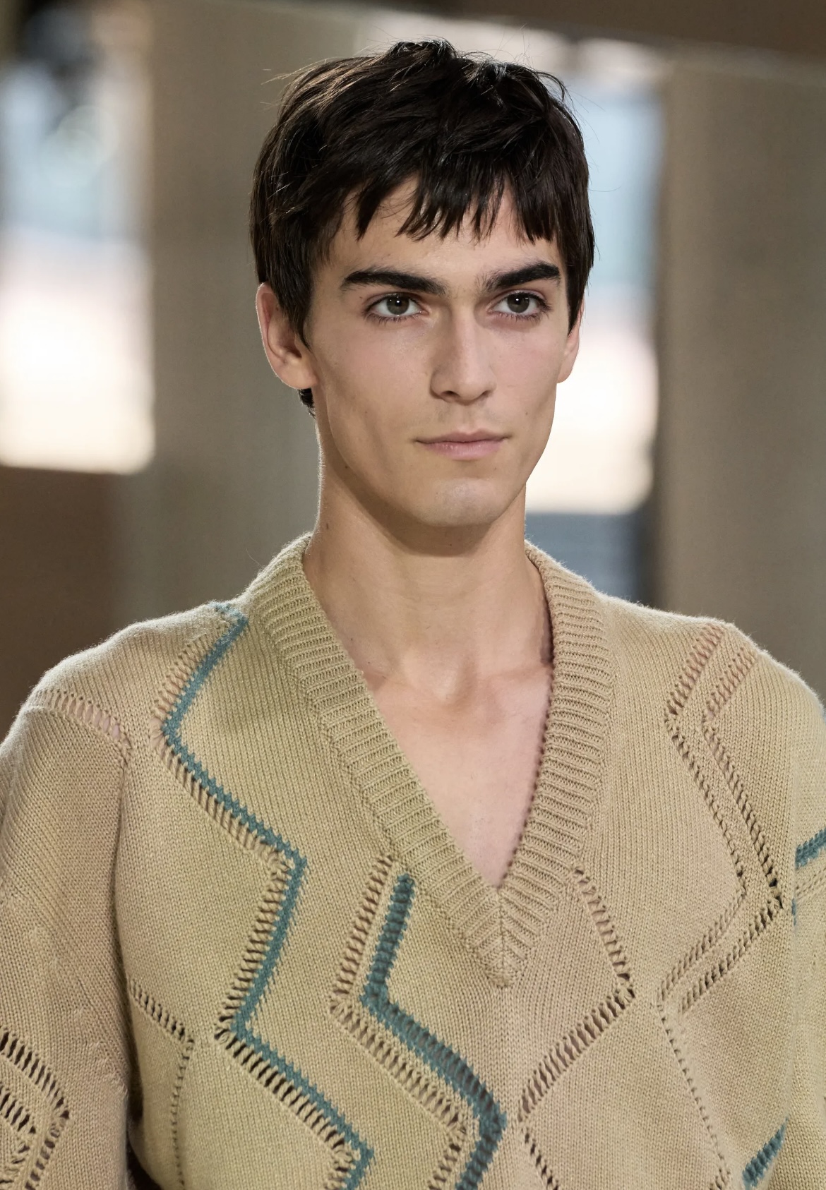 Челка-штрихкод и стрижка Алессандро Микеле: бьюти-тренды мужской Недели моды весна-лето 2026 (фото 6)