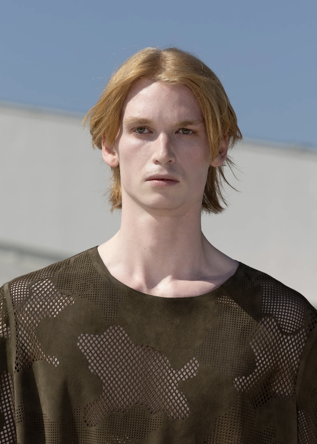 Челка-штрихкод и стрижка Алессандро Микеле: бьюти-тренды мужской Недели моды весна-лето 2026 (фото 19)