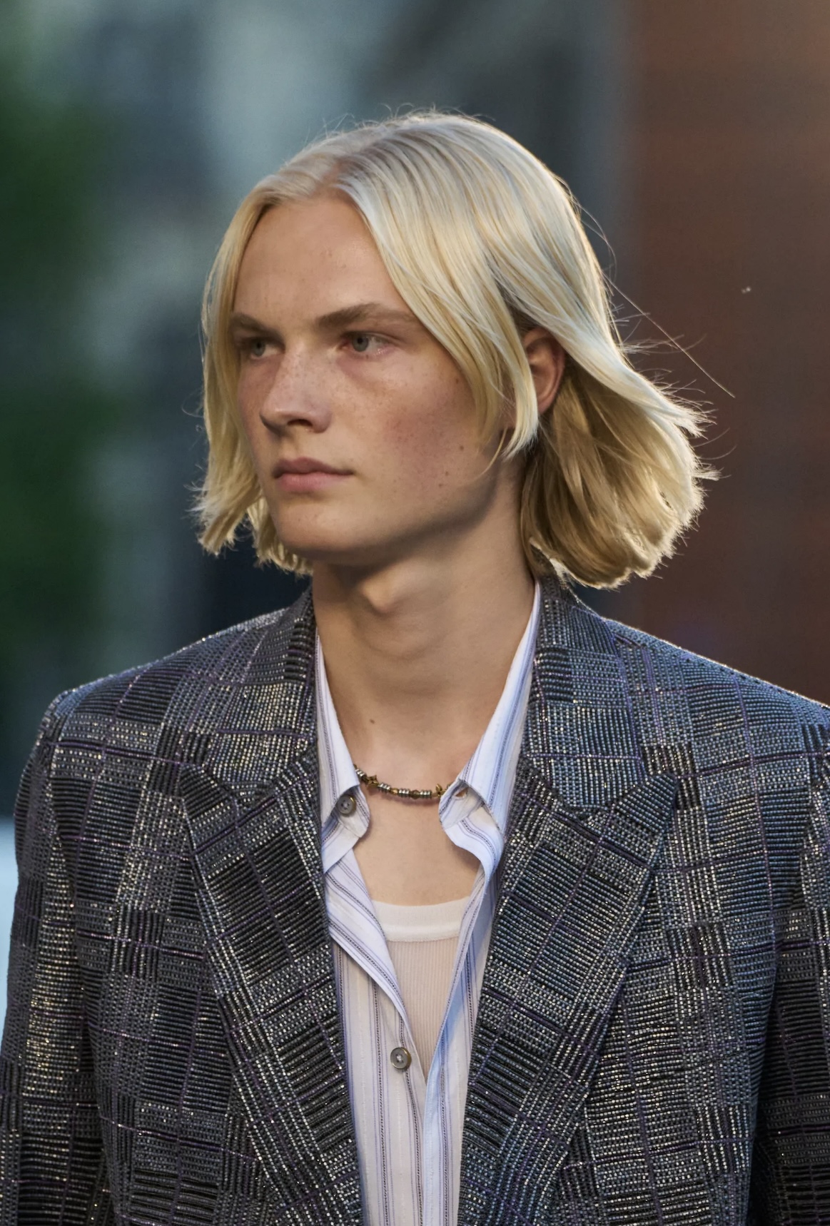 Челка-штрихкод и стрижка Алессандро Микеле: бьюти-тренды мужской Недели моды весна-лето 2026 (фото 20)