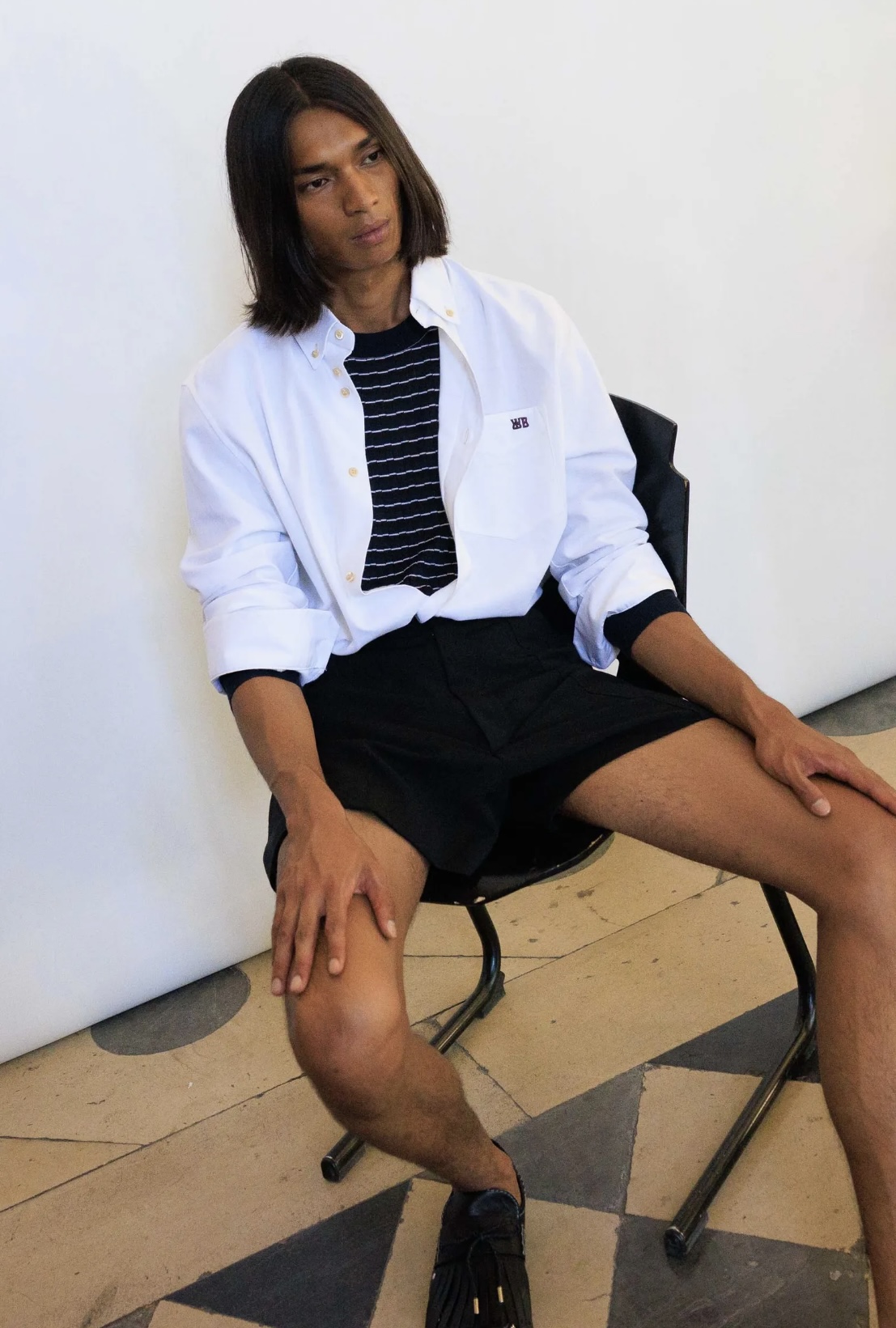 Челка-штрихкод и стрижка Алессандро Микеле: бьюти-тренды мужской Недели моды весна-лето 2026 (фото 21)