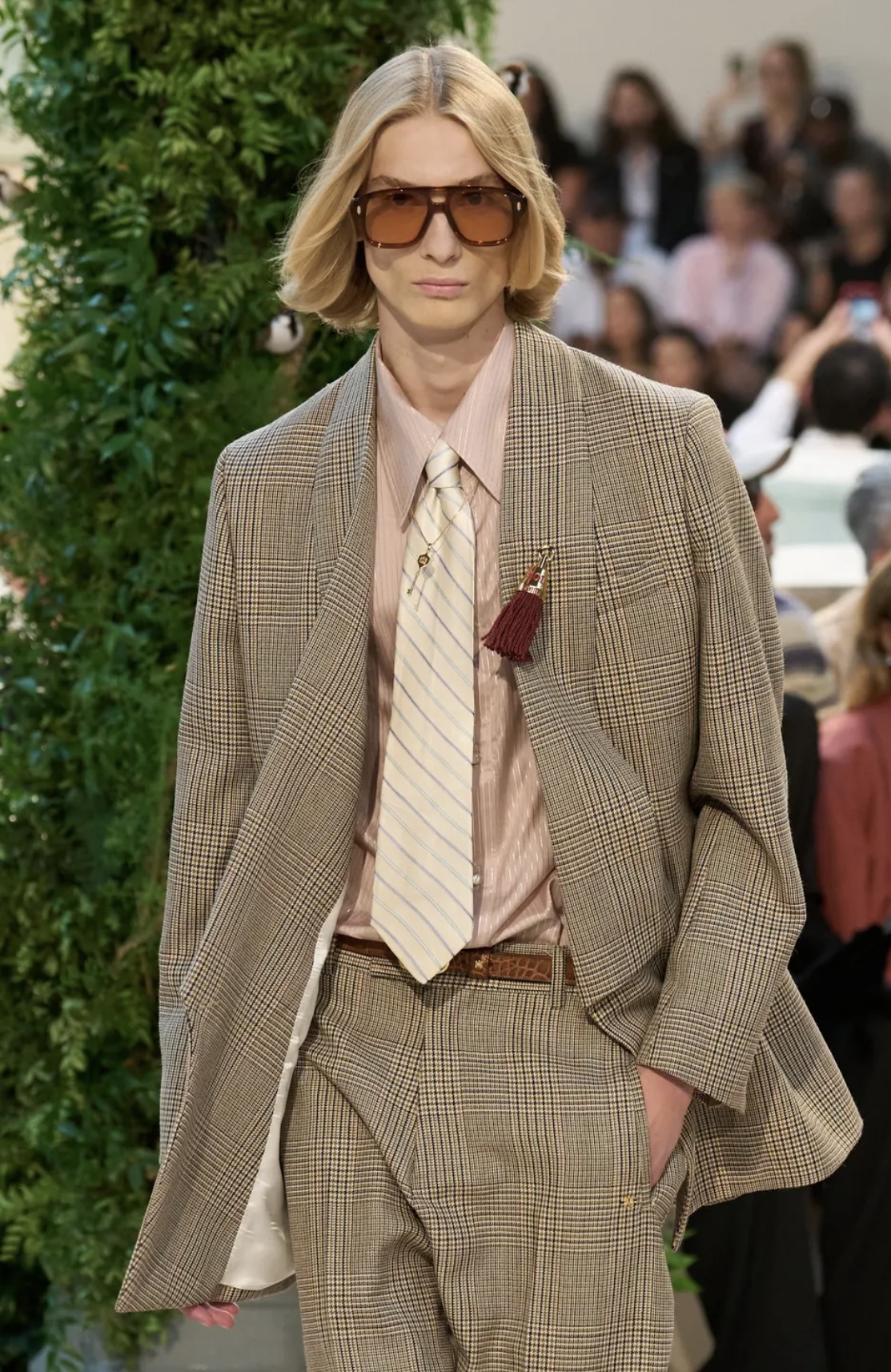 Челка-штрихкод и стрижка Алессандро Микеле: бьюти-тренды мужской Недели моды весна-лето 2026 (фото 22)