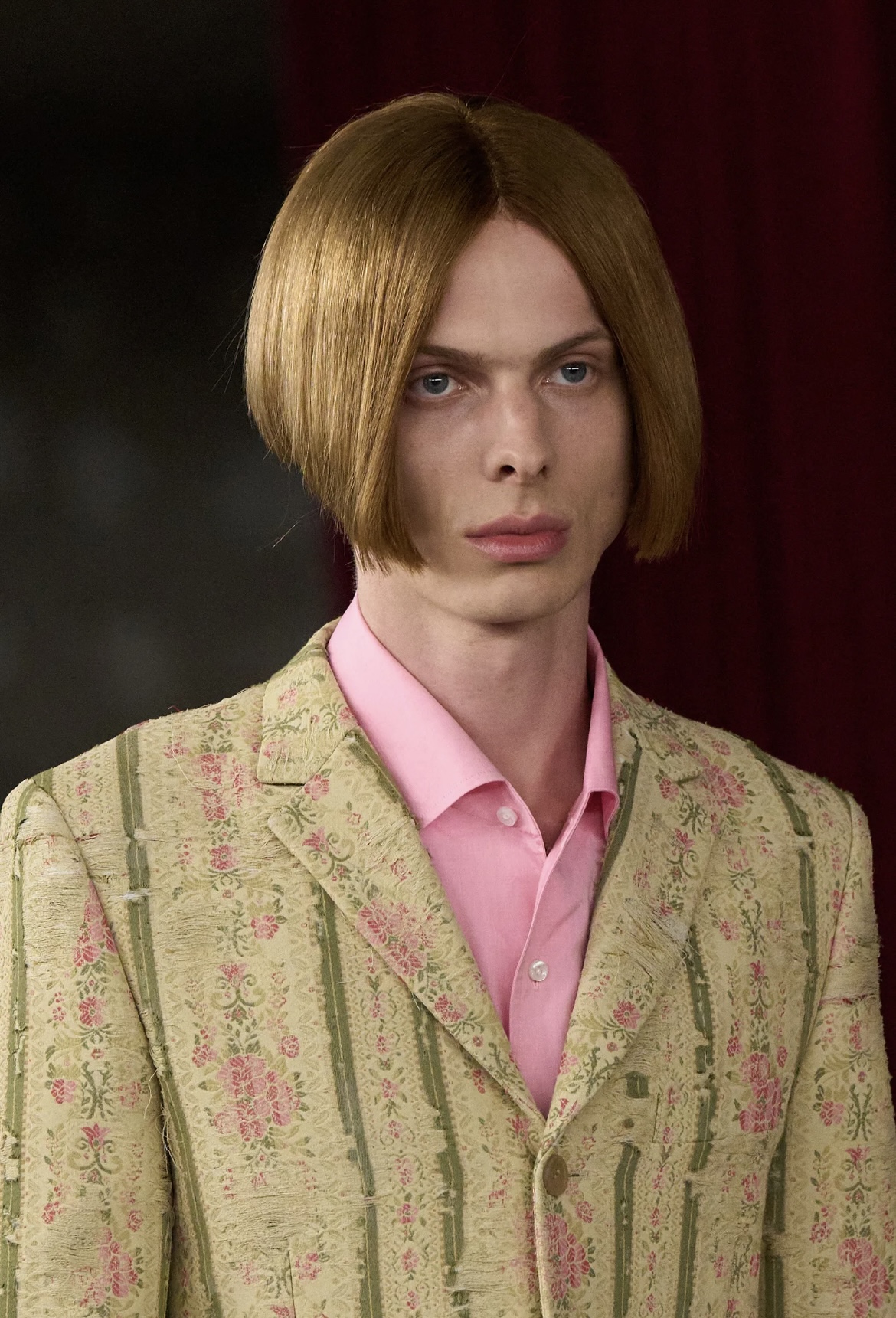 Челка-штрихкод и стрижка Алессандро Микеле: бьюти-тренды мужской Недели моды весна-лето 2026 (фото 23)