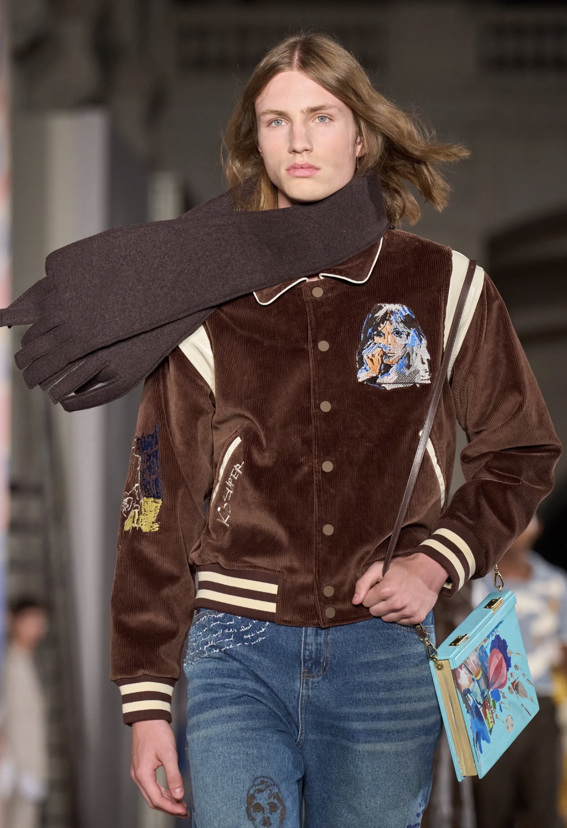 Челка-штрихкод и стрижка Алессандро Микеле: бьюти-тренды мужской Недели моды весна-лето 2026 (фото 24)