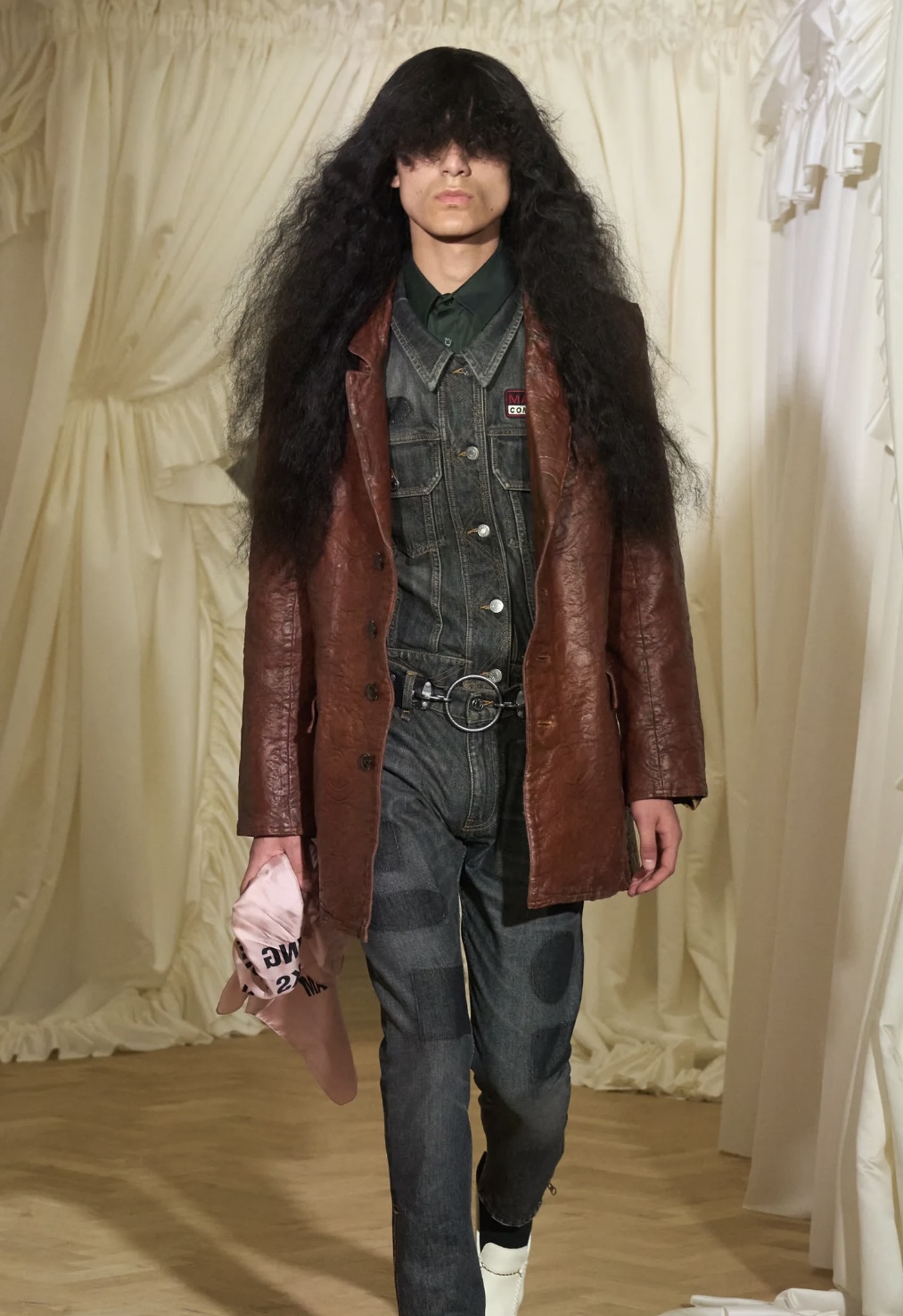 Челка-штрихкод и стрижка Алессандро Микеле: бьюти-тренды мужской Недели моды весна-лето 2026 (фото 7)