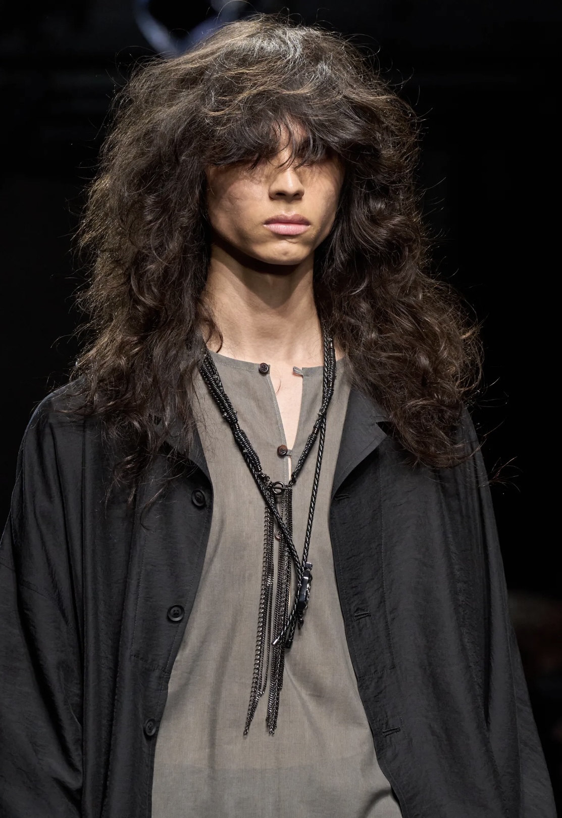 Челка-штрихкод и стрижка Алессандро Микеле: бьюти-тренды мужской Недели моды весна-лето 2026 (фото 9)