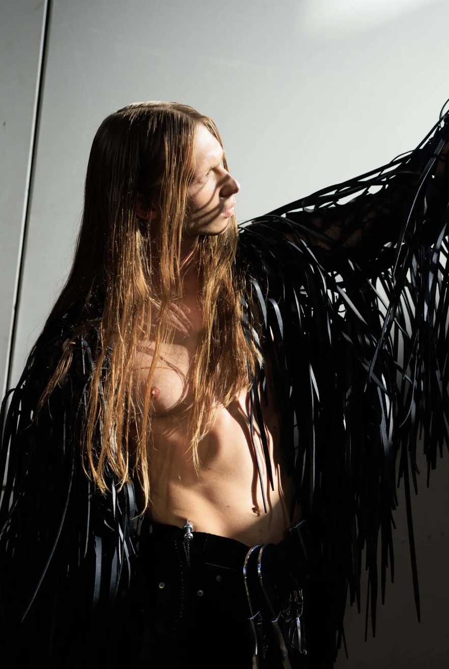 Челка-штрихкод и стрижка Алессандро Микеле: бьюти-тренды мужской Недели моды весна-лето 2026 (фото 10)