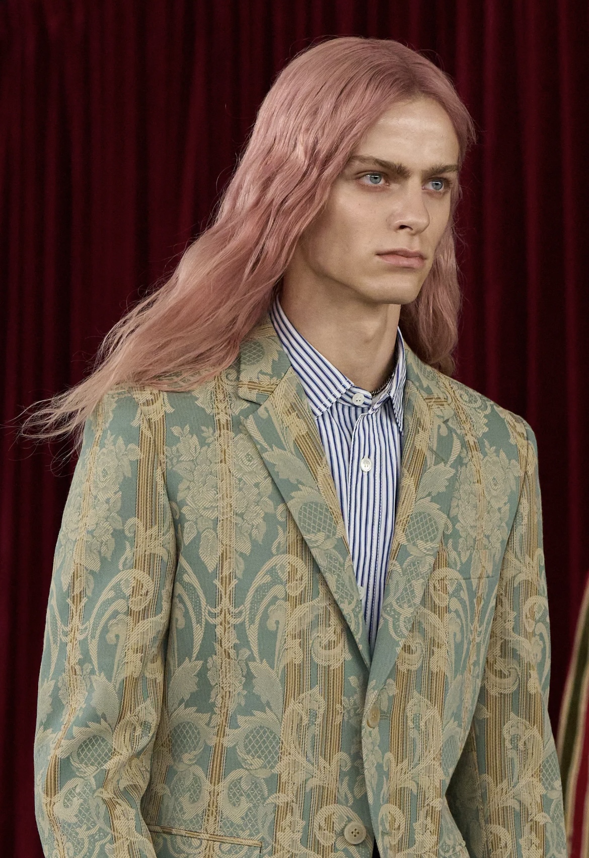 Челка-штрихкод и стрижка Алессандро Микеле: бьюти-тренды мужской Недели моды весна-лето 2026 (фото 11)