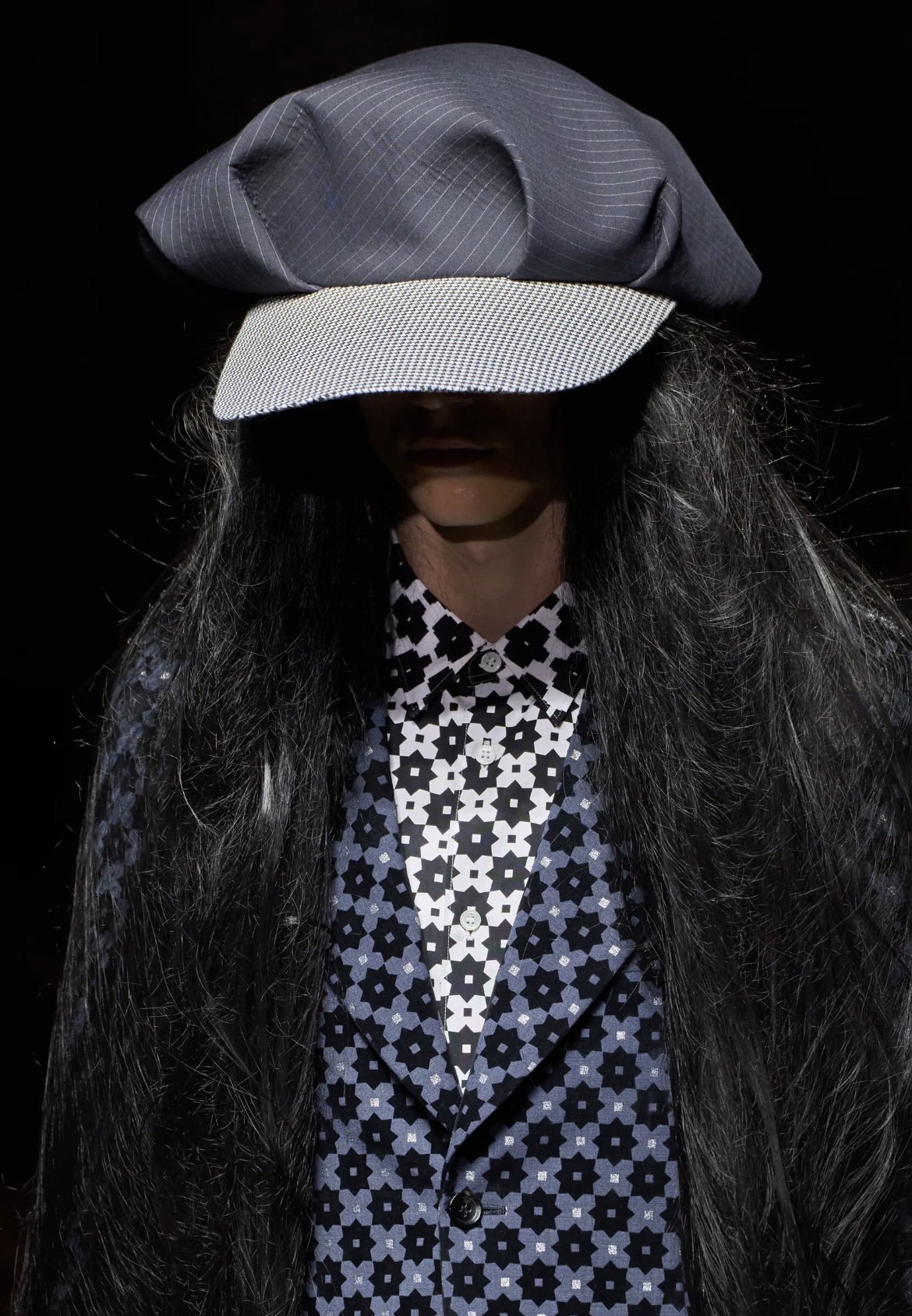 Челка-штрихкод и стрижка Алессандро Микеле: бьюти-тренды мужской Недели моды весна-лето 2026 (фото 12)