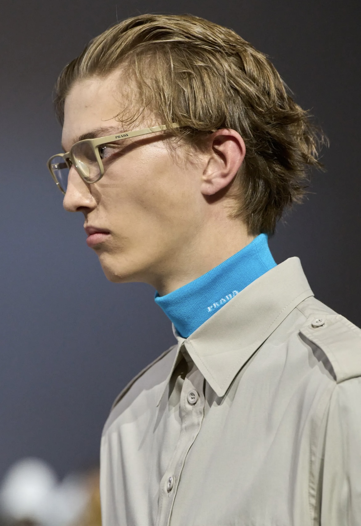 Челка-штрихкод и стрижка Алессандро Микеле: бьюти-тренды мужской Недели моды весна-лето 2026 (фото 14)