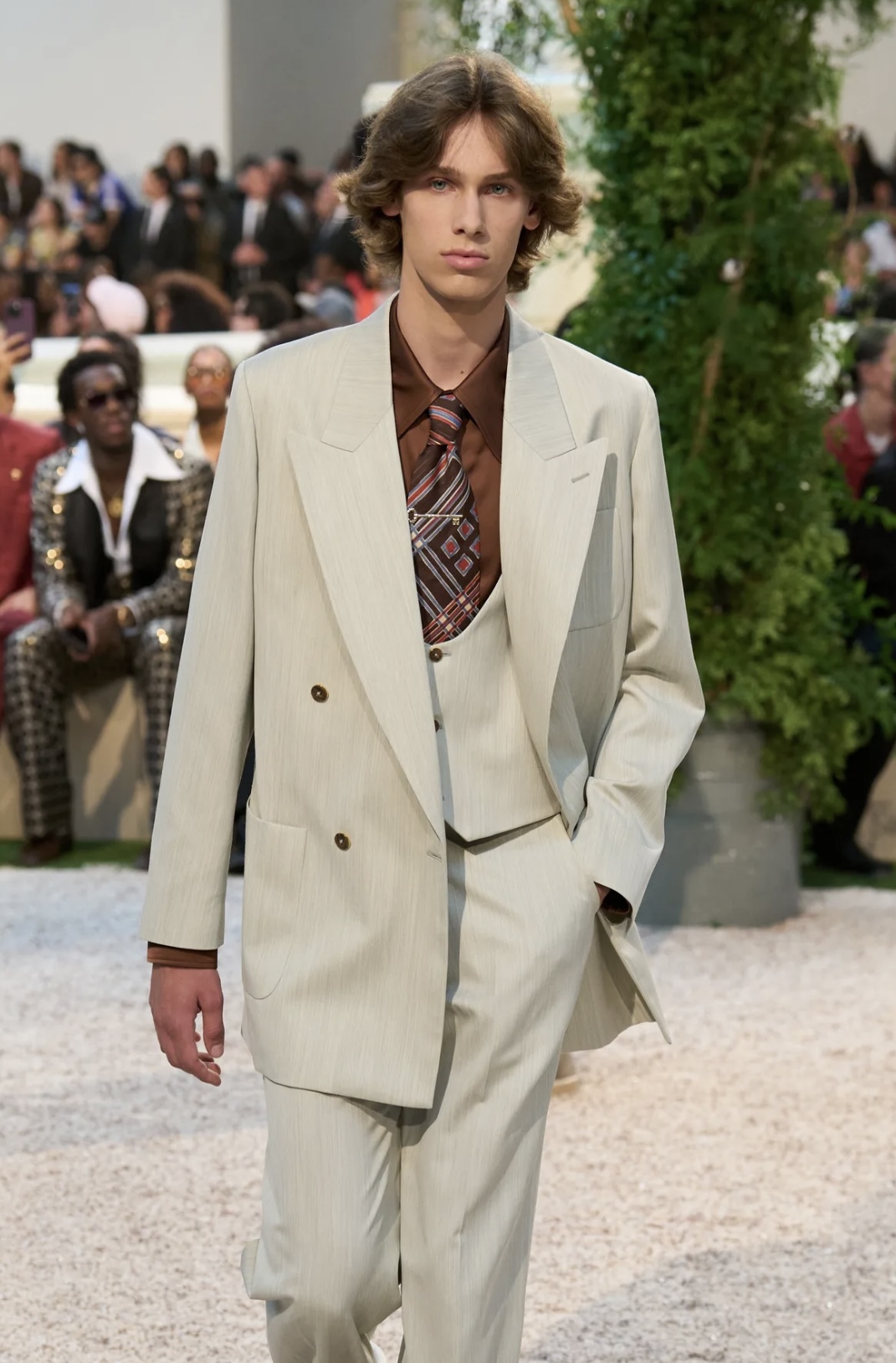 Челка-штрихкод и стрижка Алессандро Микеле: бьюти-тренды мужской Недели моды весна-лето 2026 (фото 15)