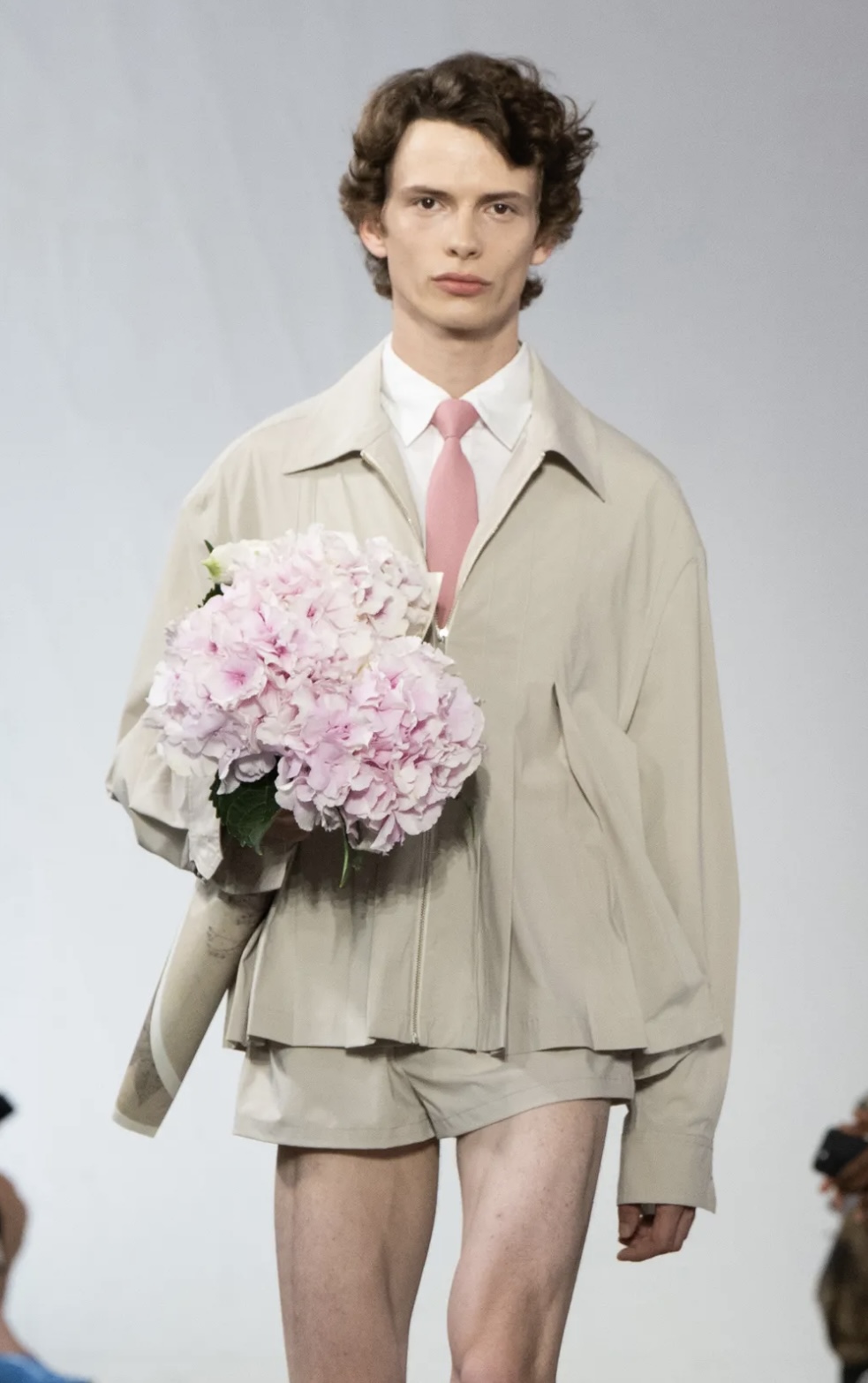 Челка-штрихкод и стрижка Алессандро Микеле: бьюти-тренды мужской Недели моды весна-лето 2026 (фото 16)