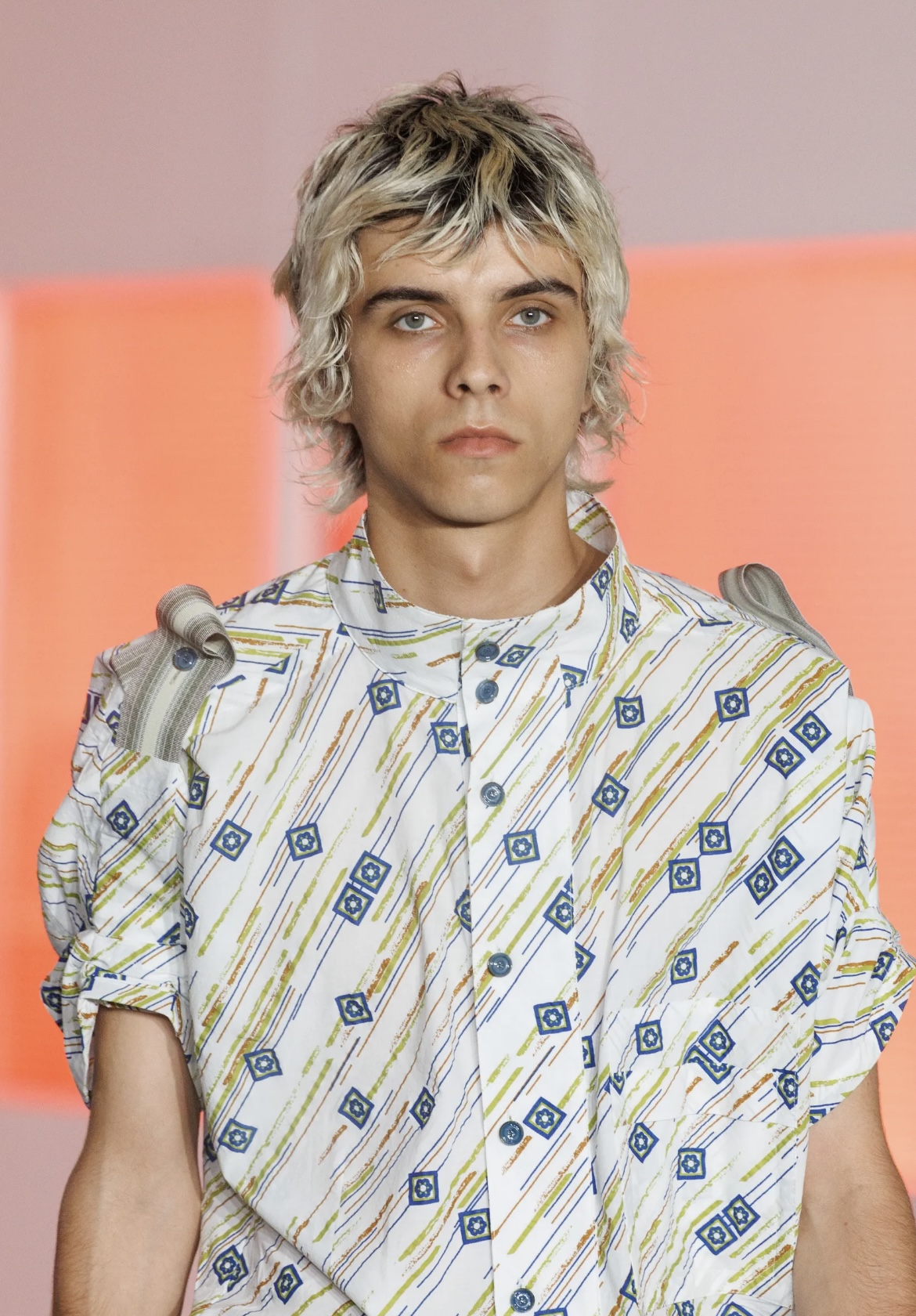 Челка-штрихкод и стрижка Алессандро Микеле: бьюти-тренды мужской Недели моды весна-лето 2026 (фото 17)