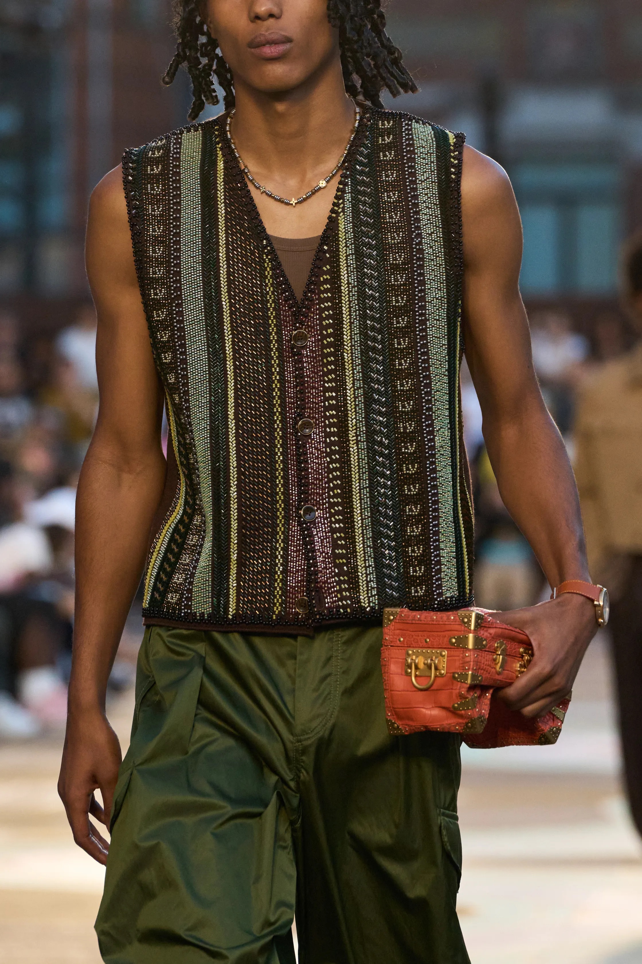 Чему нас научили мужские коллекции сезона весна-лето 2026. Свежие идеи, которые хотим внедрить уже сейчас (фото 57)