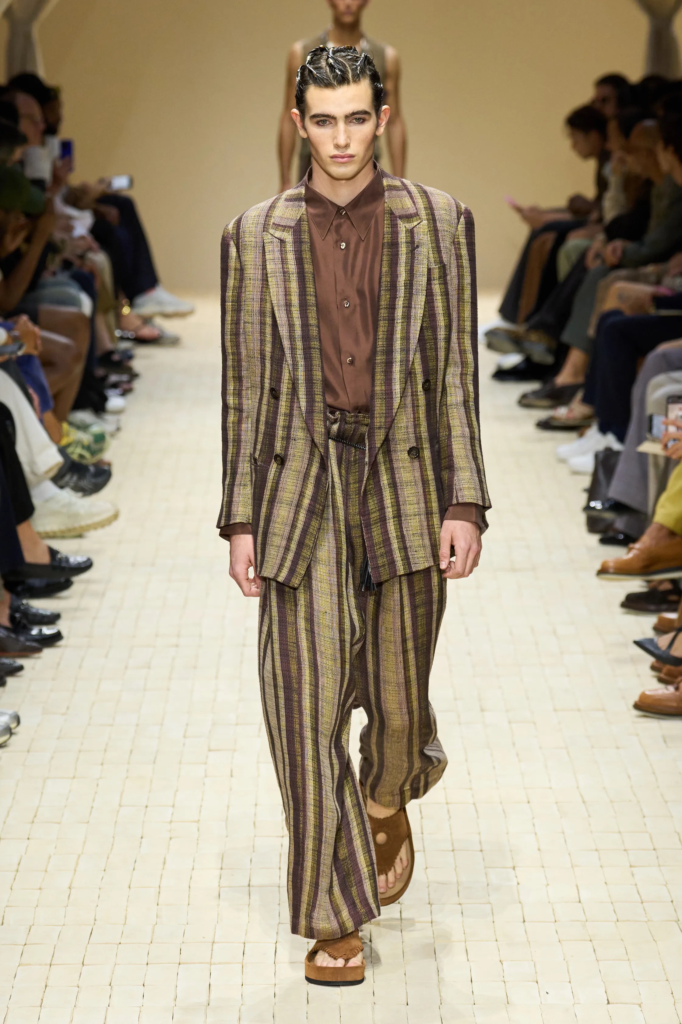 Чему нас научили мужские коллекции сезона весна-лето 2026. Свежие идеи, которые хотим внедрить уже сейчас (фото 65)