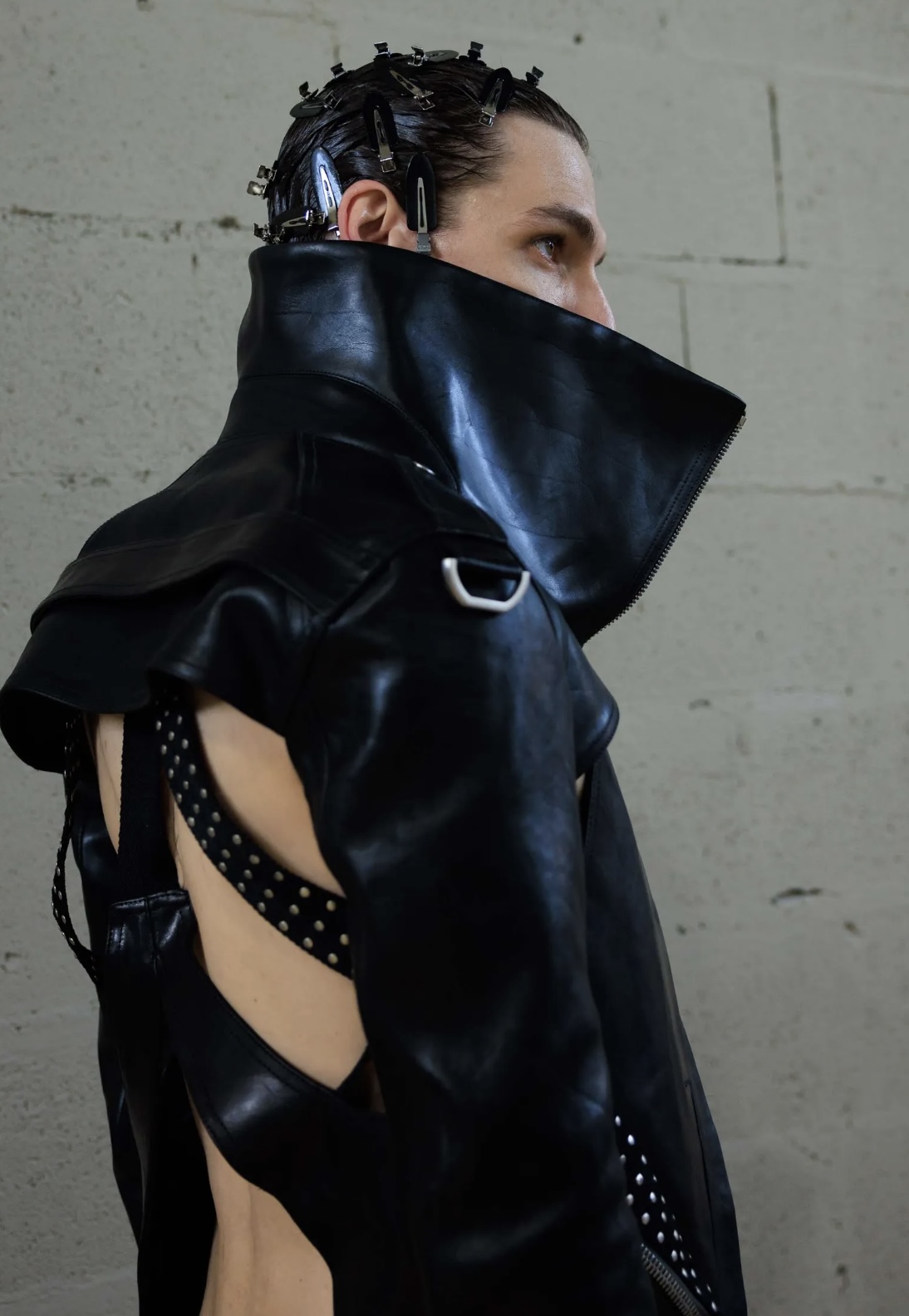 Челка-штрихкод и стрижка Алессандро Микеле: бьюти-тренды мужской Недели моды весна-лето 2026 (фото 29)