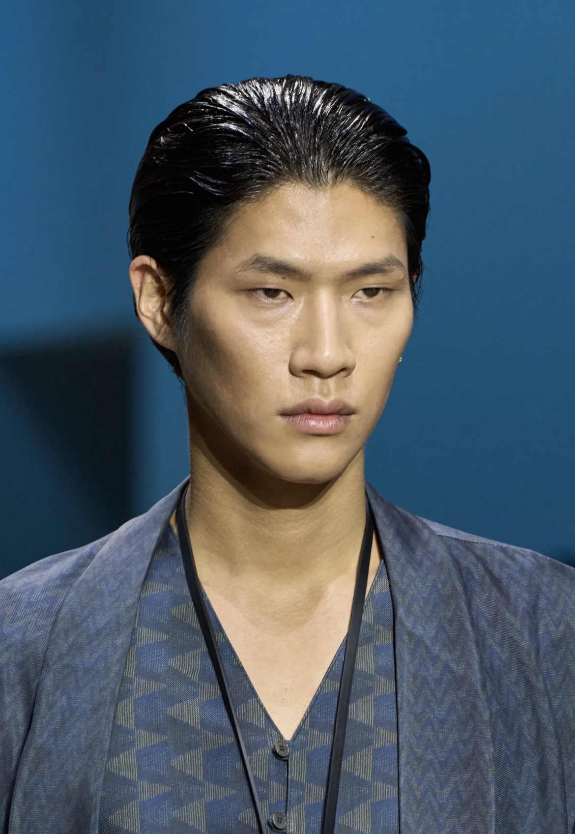 Челка-штрихкод и стрижка Алессандро Микеле: бьюти-тренды мужской Недели моды весна-лето 2026 (фото 27)