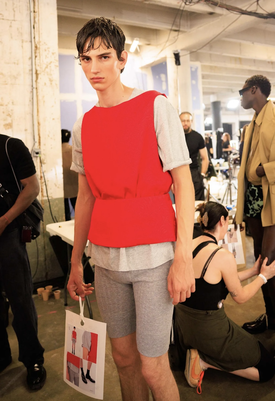 Челка-штрихкод и стрижка Алессандро Микеле: бьюти-тренды мужской Недели моды весна-лето 2026 (фото 28)