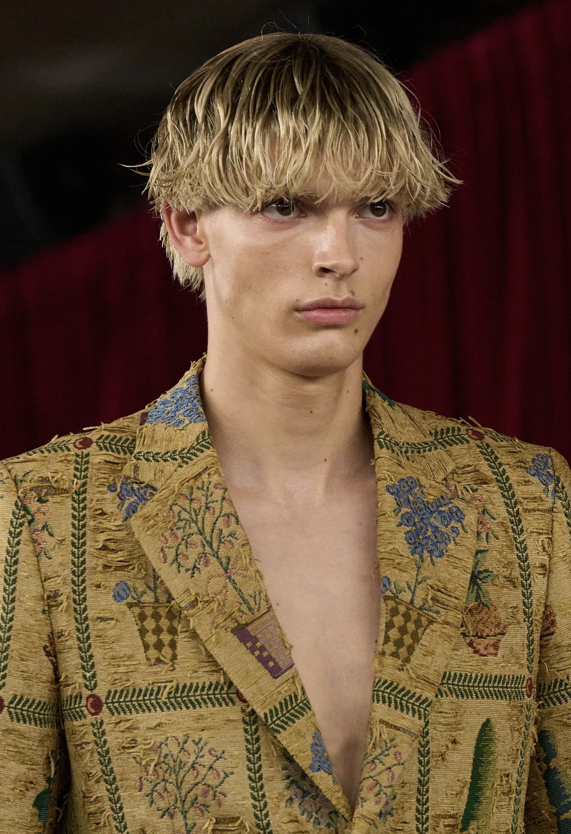 Челка-штрихкод и стрижка Алессандро Микеле: бьюти-тренды мужской Недели моды весна-лето 2026 (фото 30)