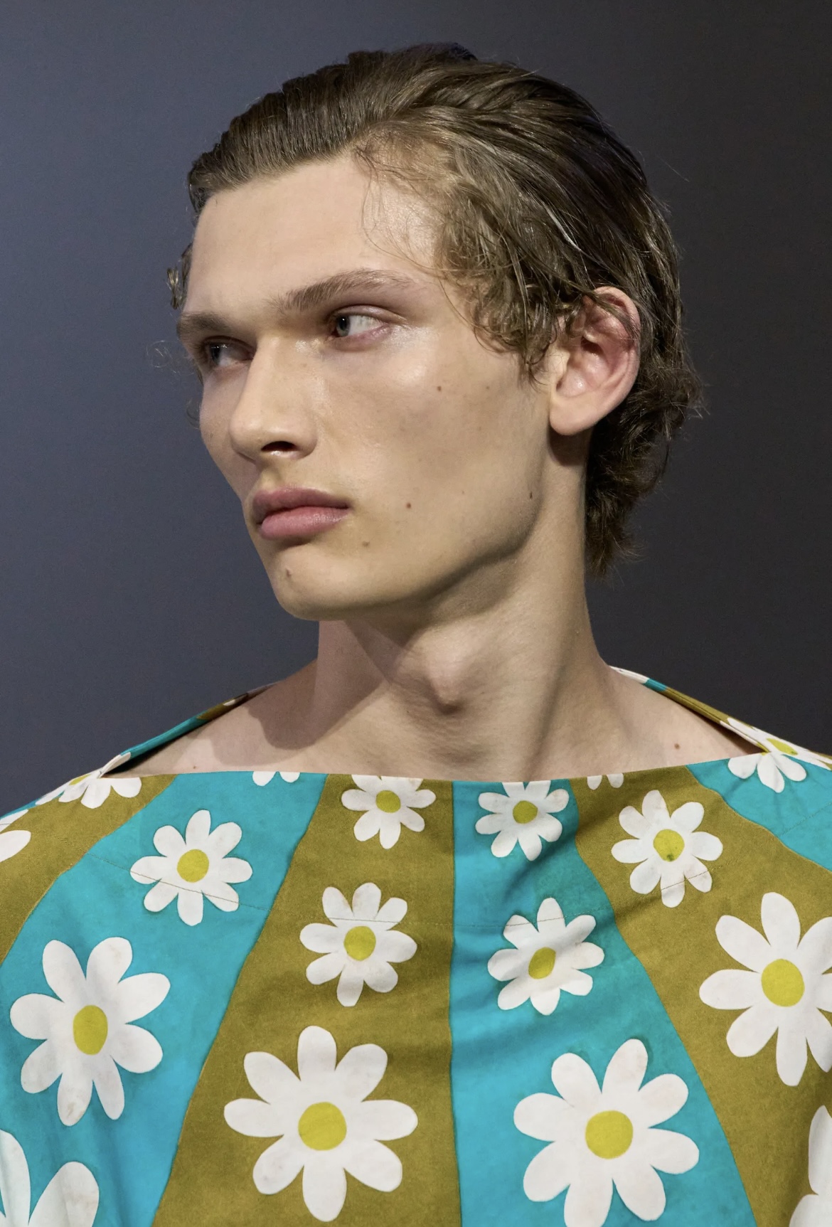 Челка-штрихкод и стрижка Алессандро Микеле: бьюти-тренды мужской Недели моды весна-лето 2026 (фото 26)