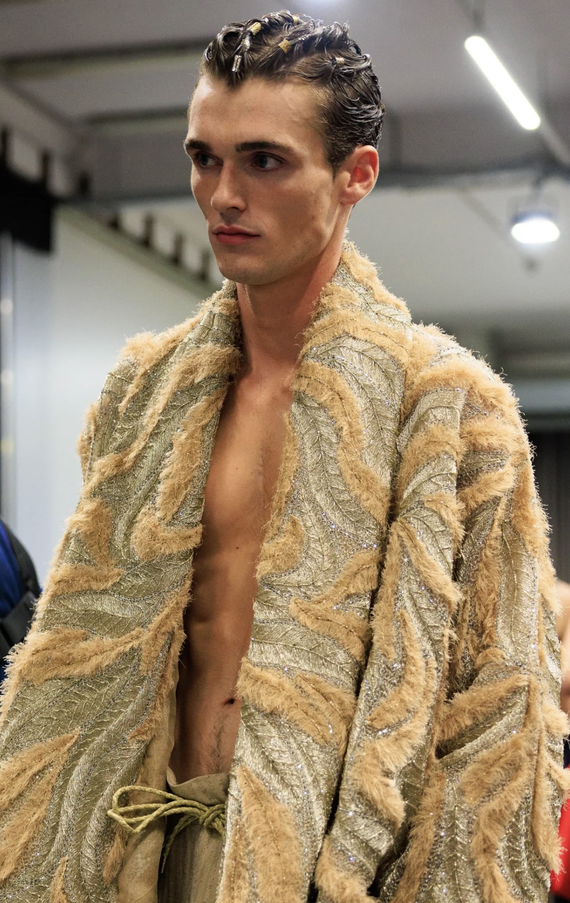 Челка-штрихкод и стрижка Алессандро Микеле: бьюти-тренды мужской Недели моды весна-лето 2026 (фото 25)