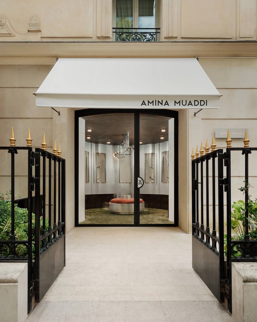 Amina Muaddi открыл первый бутик на авеню Монтень в Париже (фото 7)