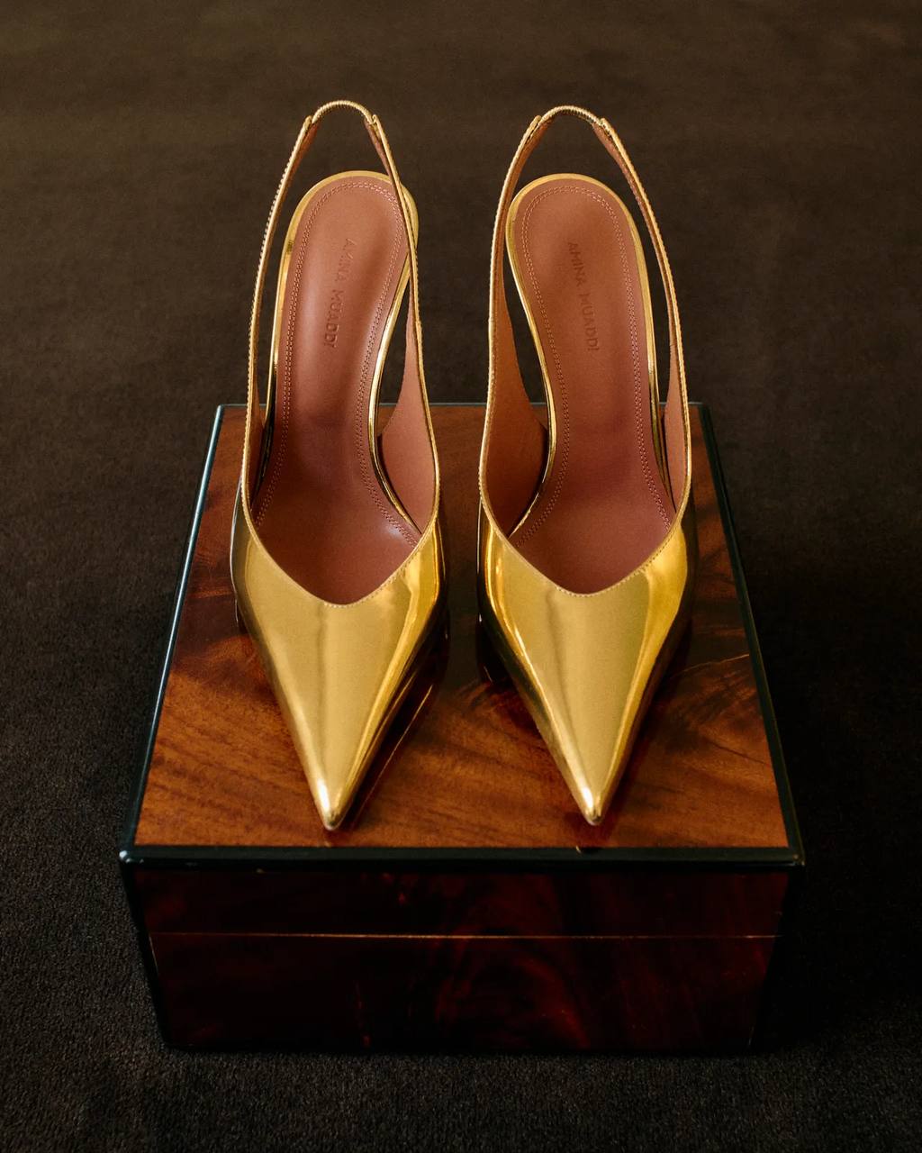 Amina Muaddi открыл первый бутик на авеню Монтень в Париже (фото 4)