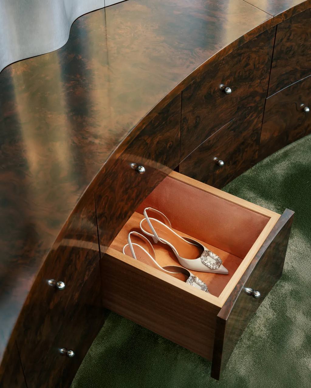 Amina Muaddi открыл первый бутик на авеню Монтень в Париже (фото 3)