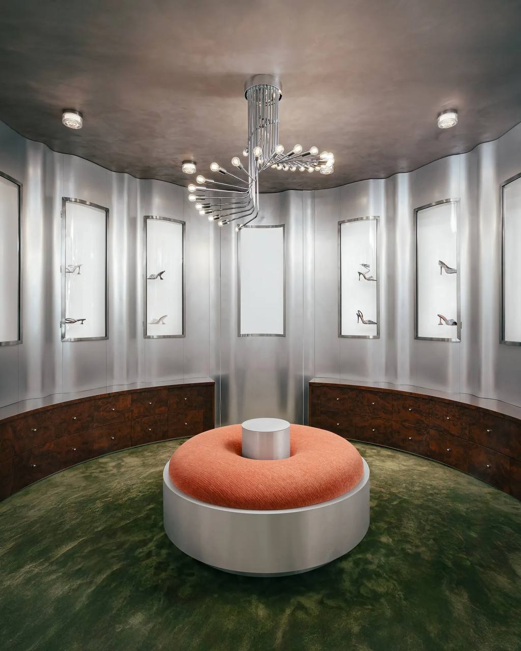 Amina Muaddi открыл первый бутик на авеню Монтень в Париже (фото 5)