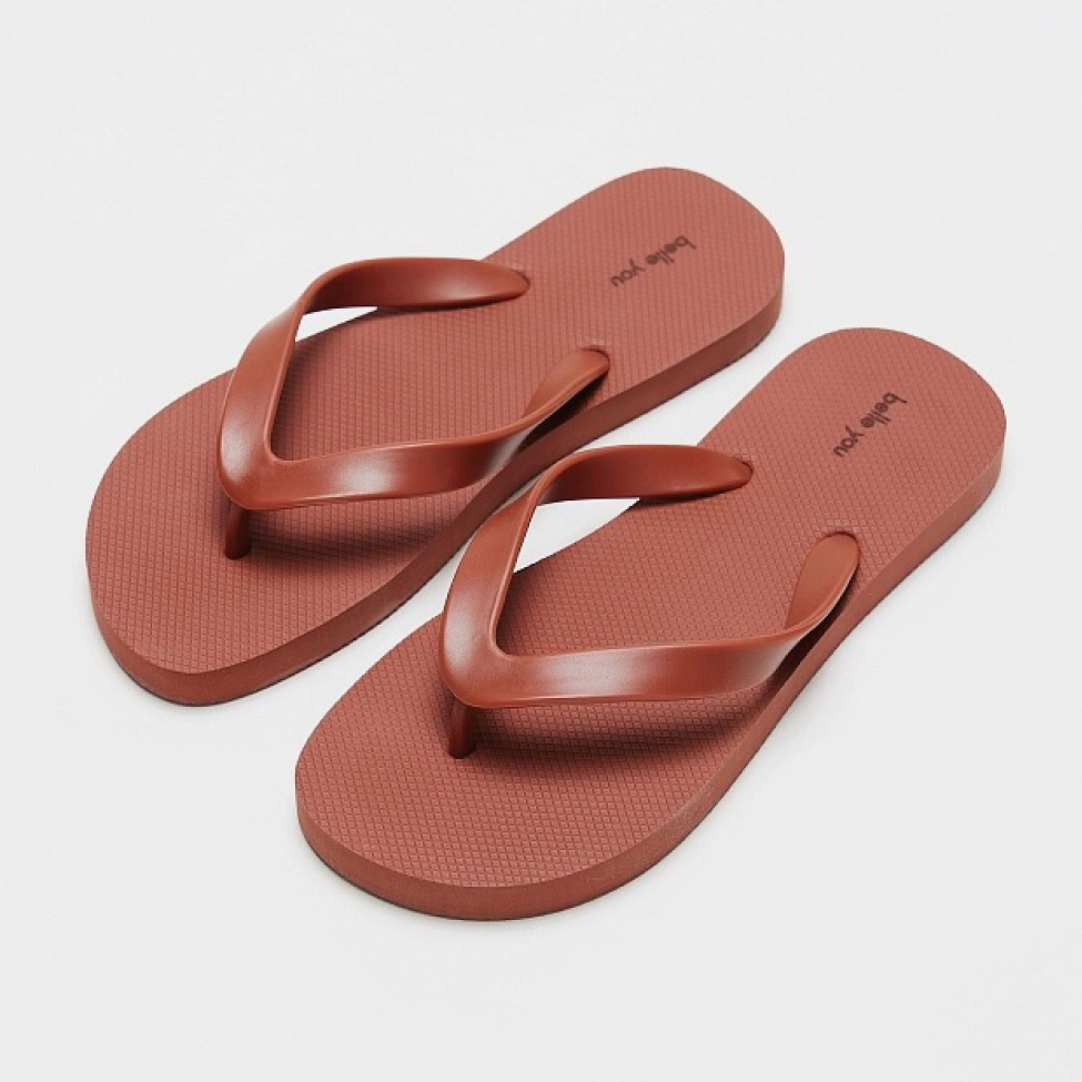 Самая модная обувь лета: 20 пар шлепок, сланцев или вьетнамок (фото 9)