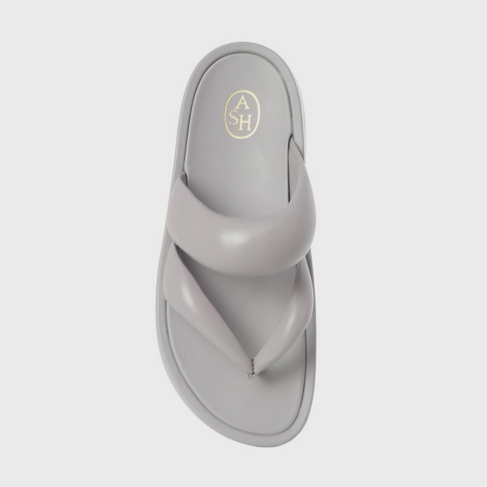 Самая модная обувь лета: 20 пар шлепок, сланцев или вьетнамок (фото 37)