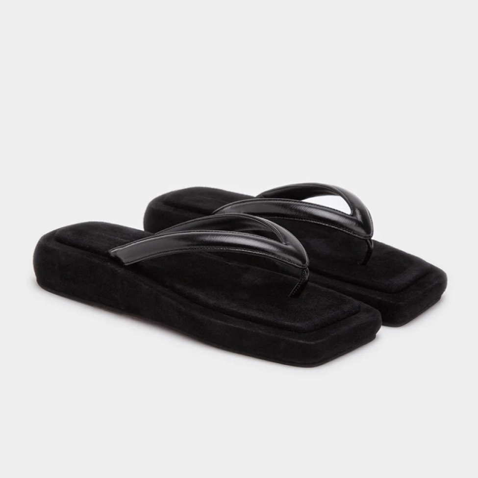 Самая модная обувь лета: 20 пар шлепок, сланцев или вьетнамок (фото 19)