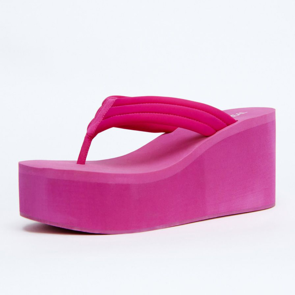 Самая модная обувь лета: 20 пар шлепок, сланцев или вьетнамок (фото 29)