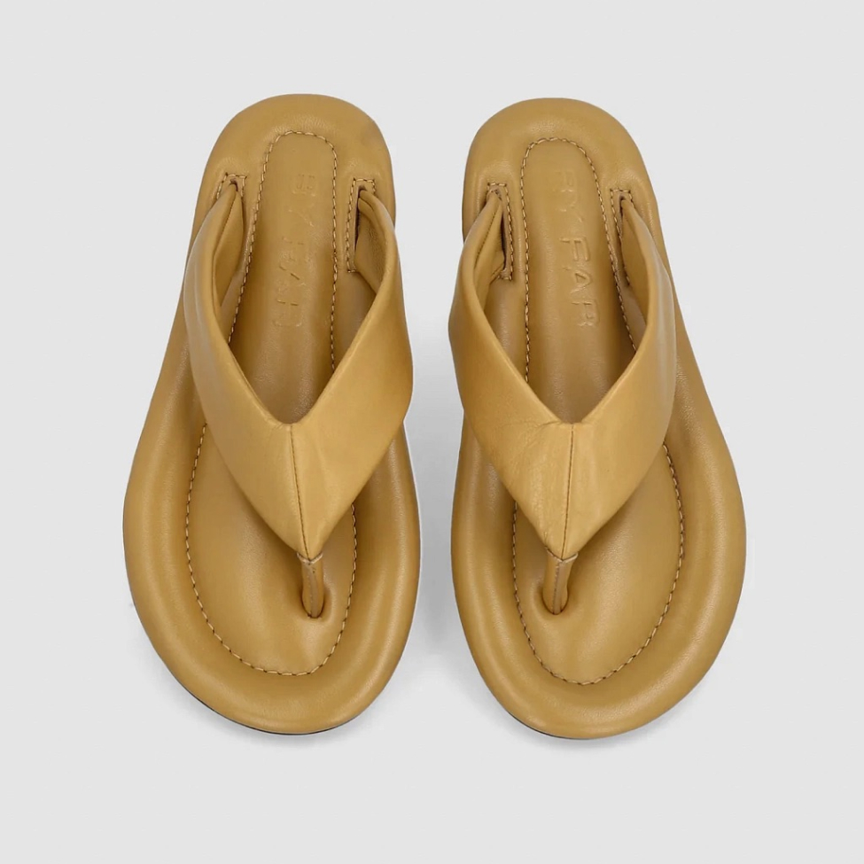 Самая модная обувь лета: 20 пар шлепок, сланцев или вьетнамок (фото 11)