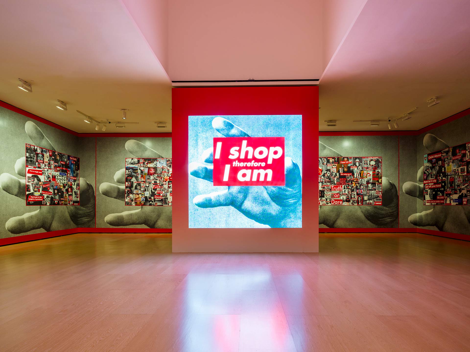 Сюрреализм Мана Рэя и архивы Версаче: какие выставки смотреть за рубежом во второй половине 2025-го (фото 10)