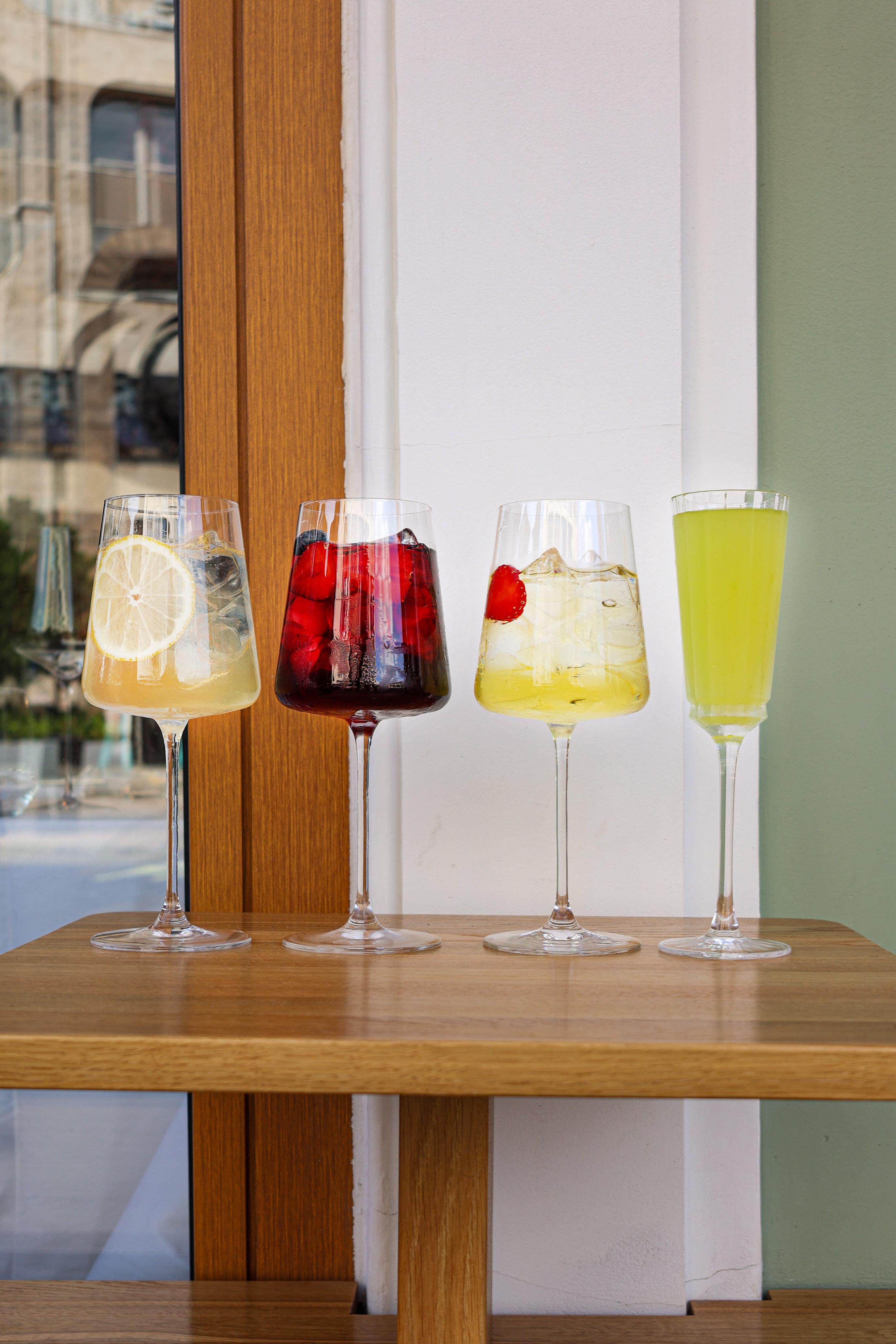 Новости ресторанов: сангрия с ананасом, креветки харумаки и вырезка с баклажаном (фото 1)