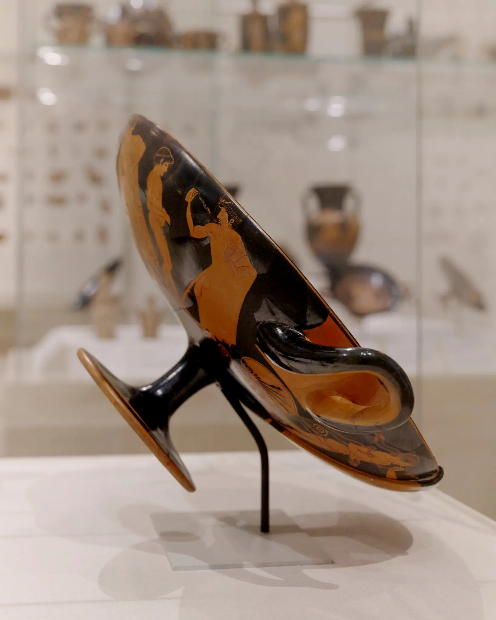 В Италию вернули древние артефакты, изъятые из Метрополитен-музея (фото 1)