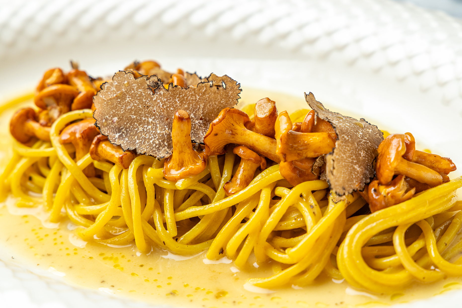 Новости ресторанов: лингвини с лисичками, карпаччо из оленины и салат с раками (фото 1)