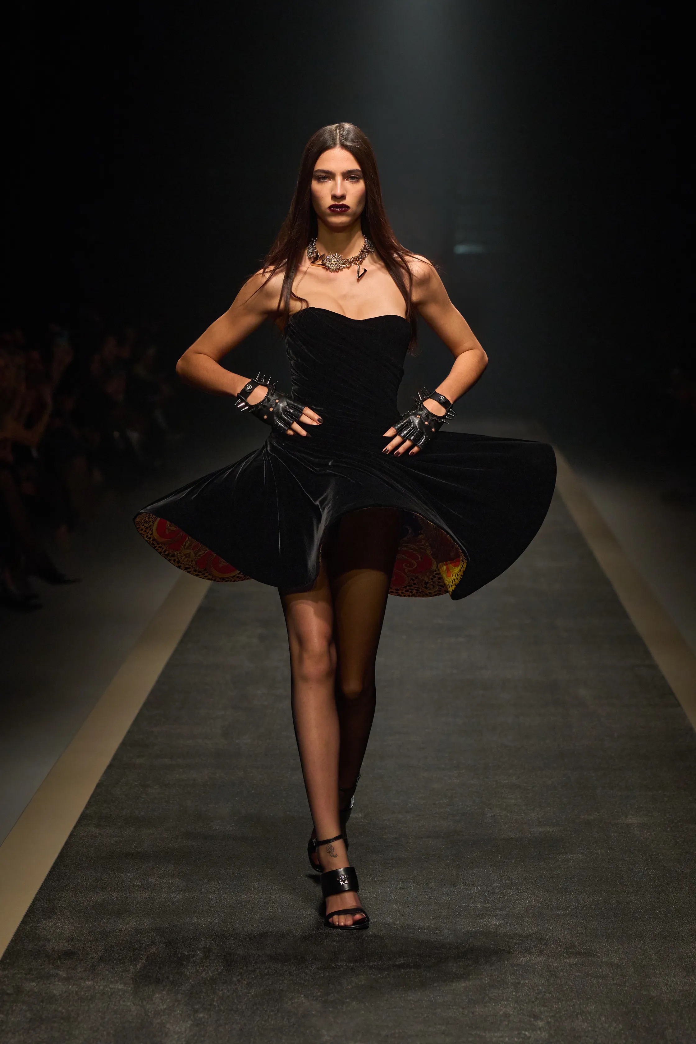 Бархат, жаккард и модная кольчуга — фактуры и ткани осень-зима 2025 (фото 4)