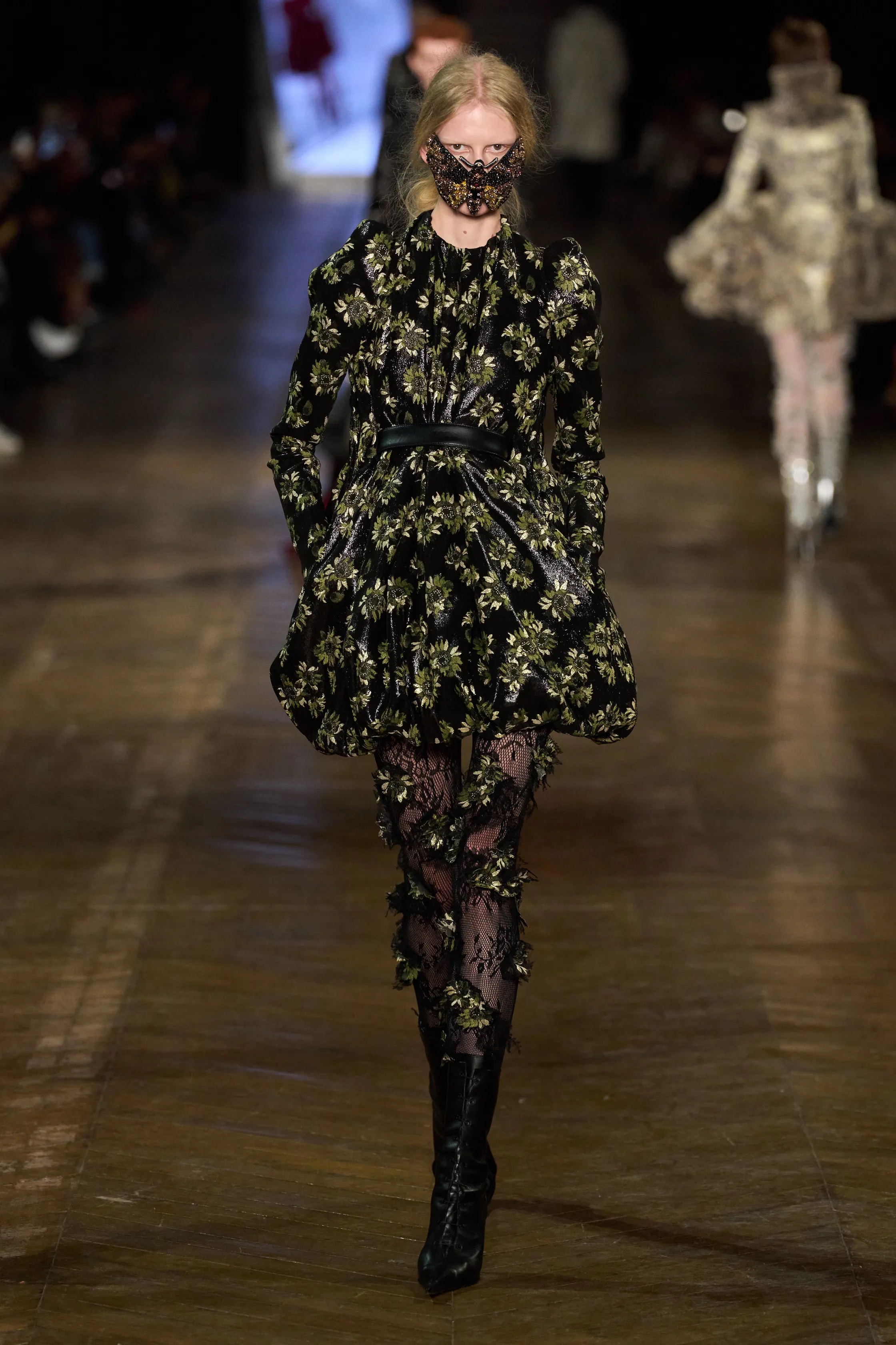 Бархат, жаккард и модная кольчуга — фактуры и ткани осень-зима 2025 (фото 9)