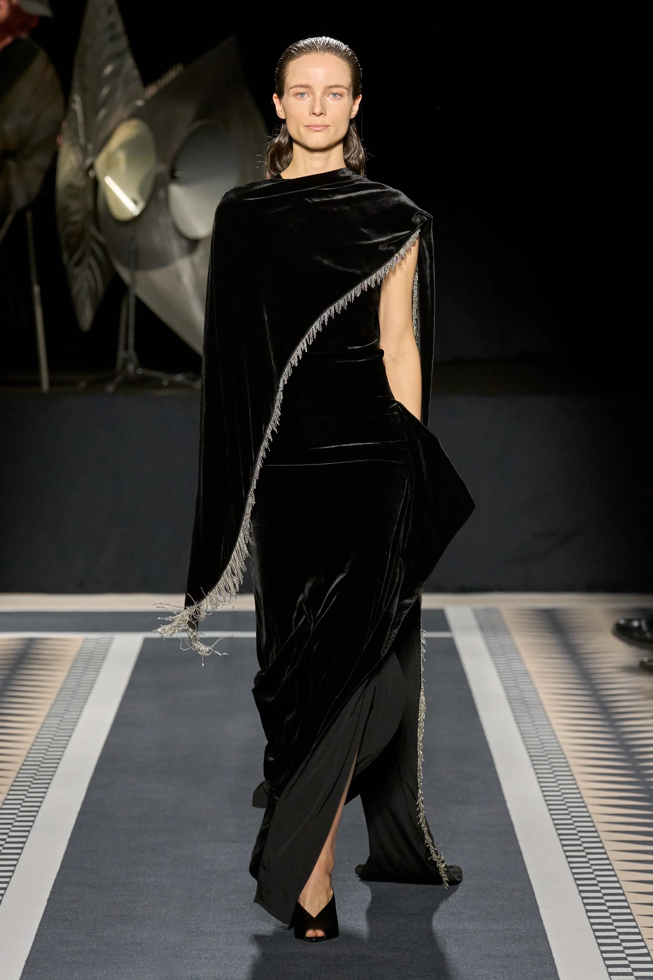 Бархат, жаккард и модная кольчуга — фактуры и ткани осень-зима 2025 (фото 6)