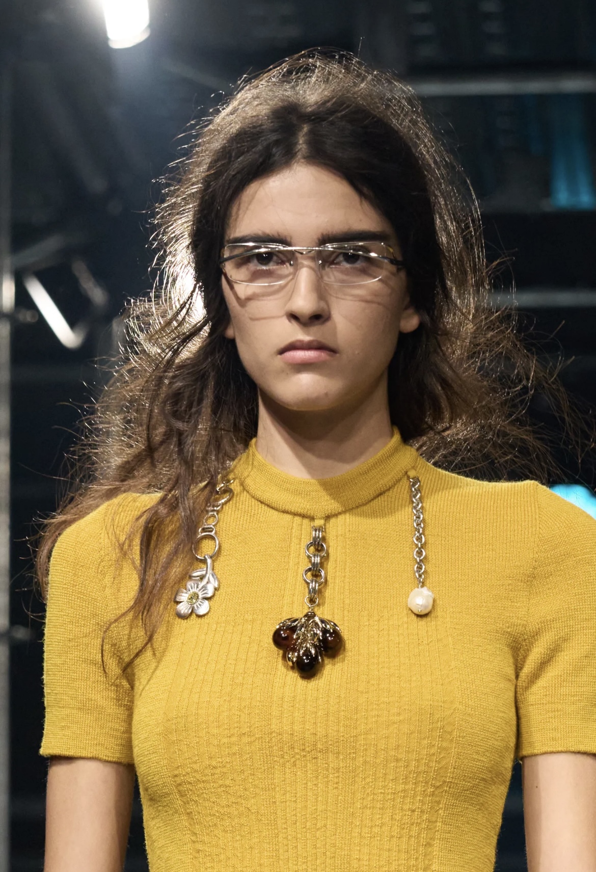 «Депрессивные» укладки и «стеклянные» губы: 12 бьюти-трендов осени 2025 (фото 2)