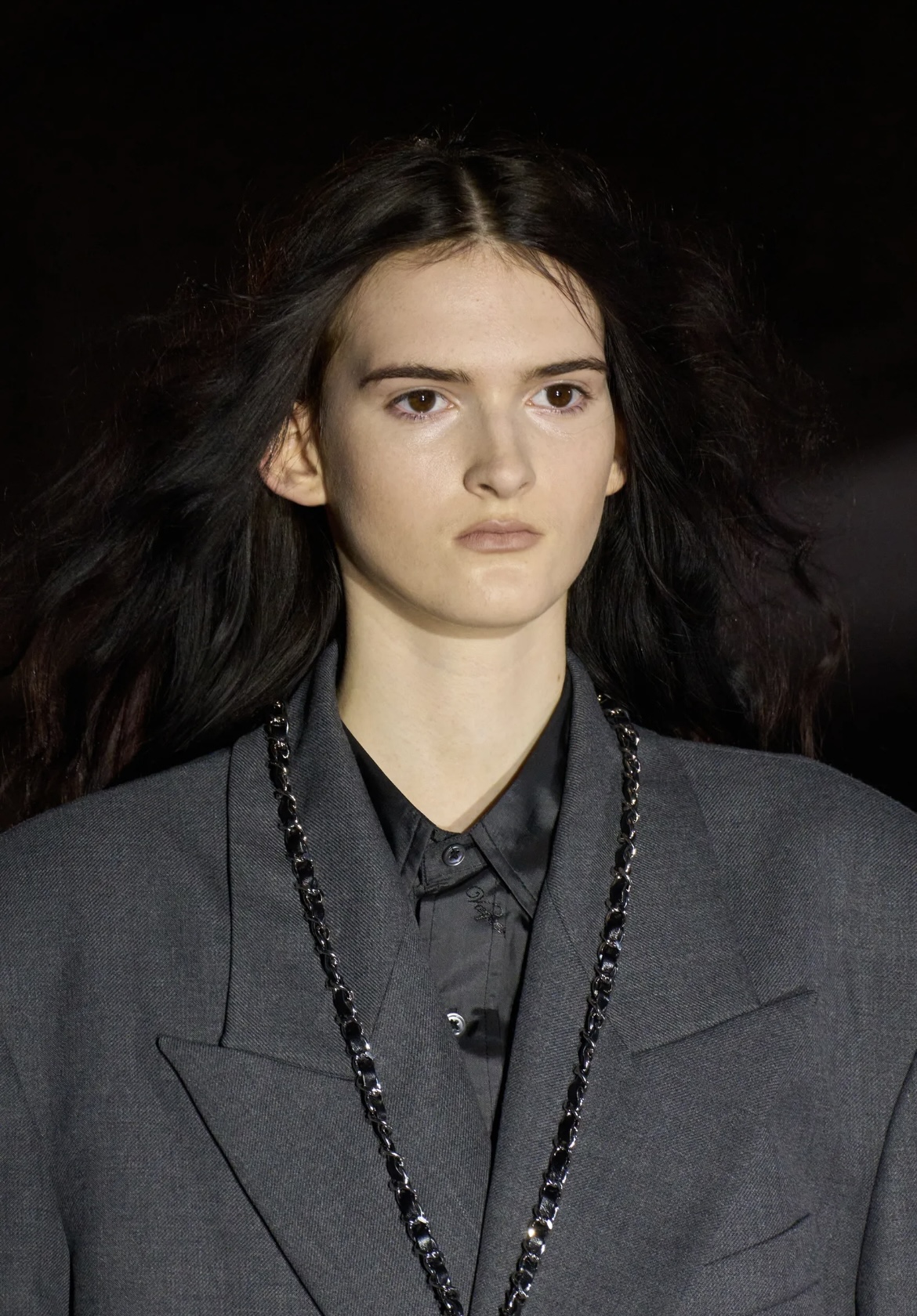 «Депрессивные» укладки и «стеклянные» губы: 12 бьюти-трендов осени 2025 (фото 3)