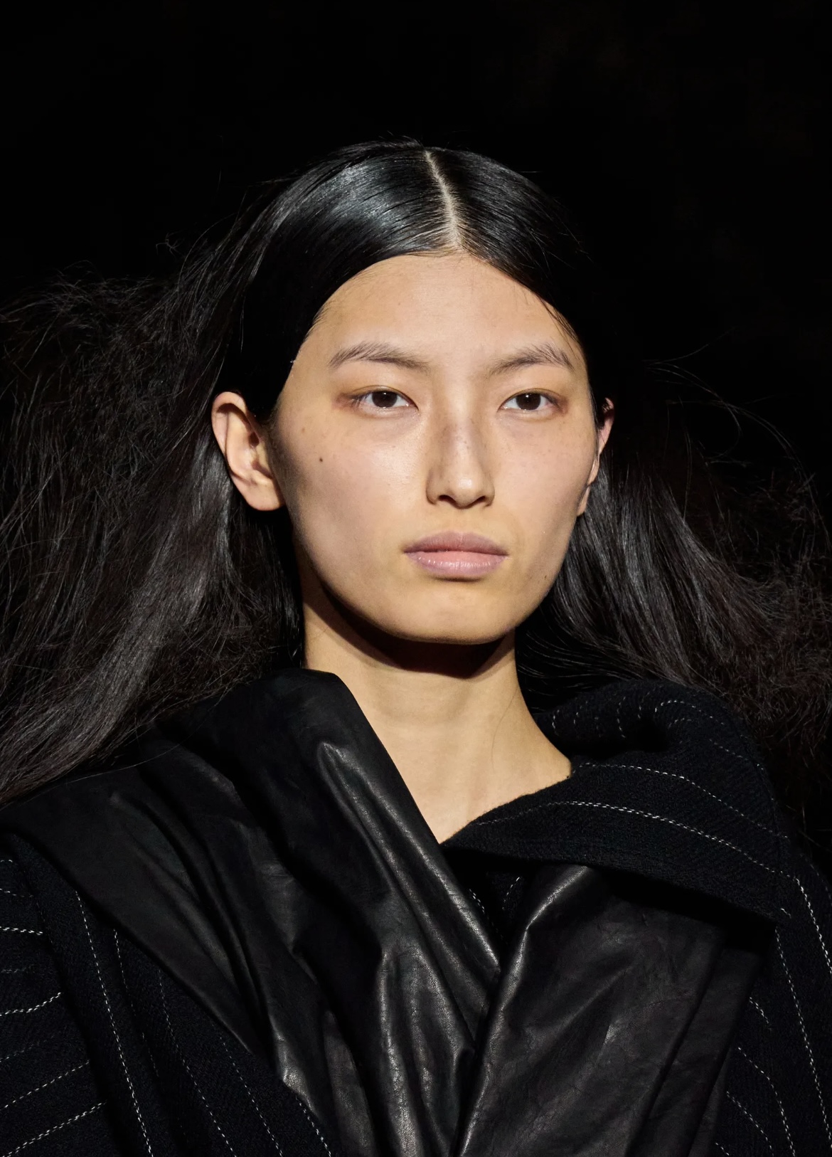 «Депрессивные» укладки и «стеклянные» губы: 12 бьюти-трендов осени 2025 (фото 4)