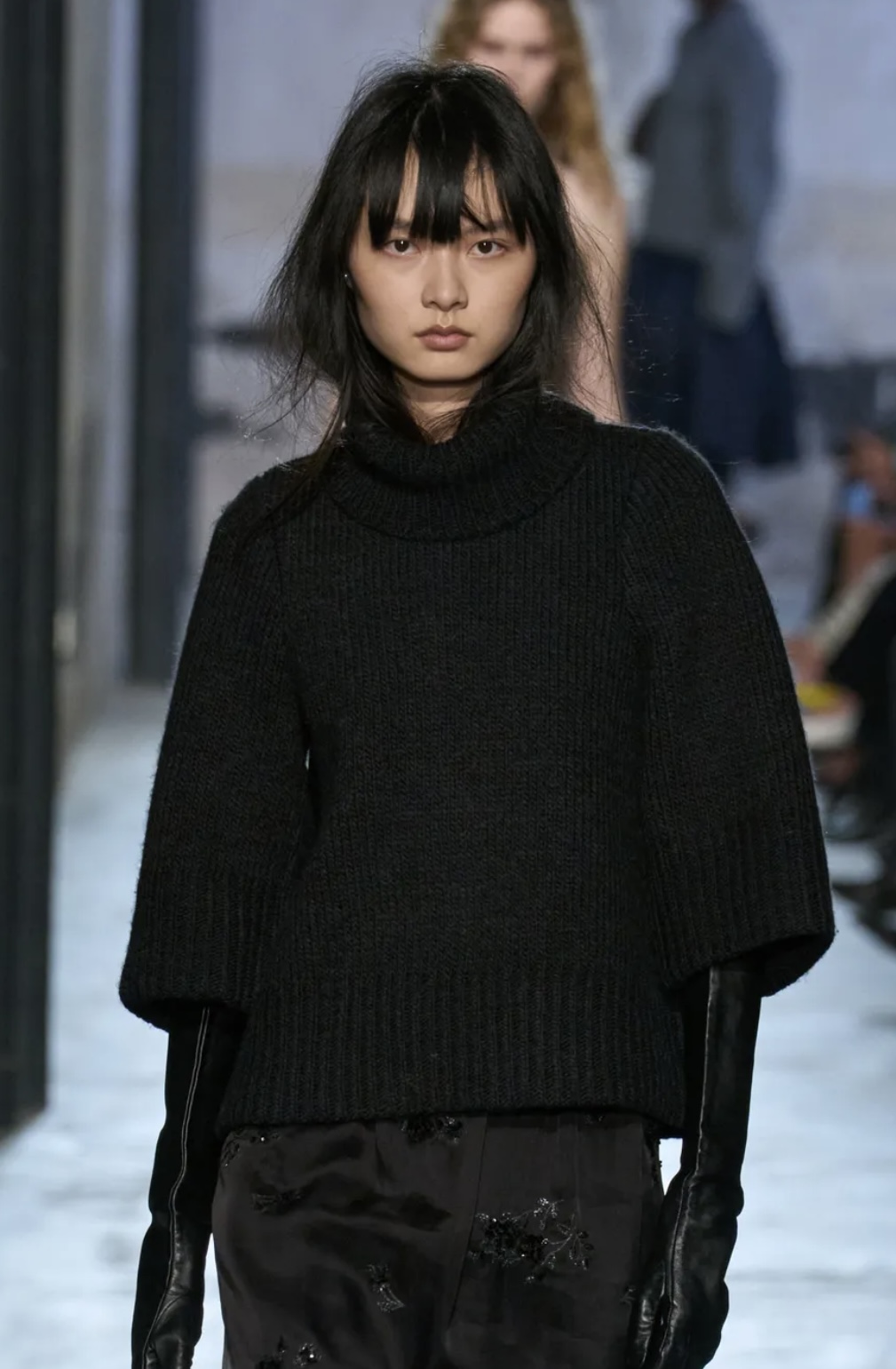 «Депрессивные» укладки и «стеклянные» губы: 12 бьюти-трендов осени 2025 (фото 1)