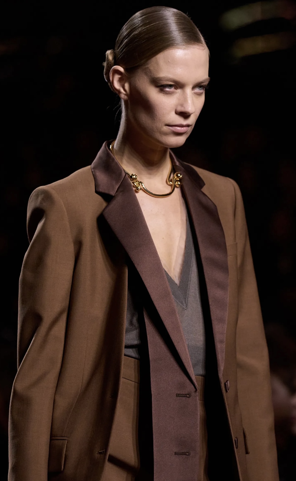 «Депрессивные» укладки и «стеклянные» губы: 12 бьюти-трендов осени 2025 (фото 9)