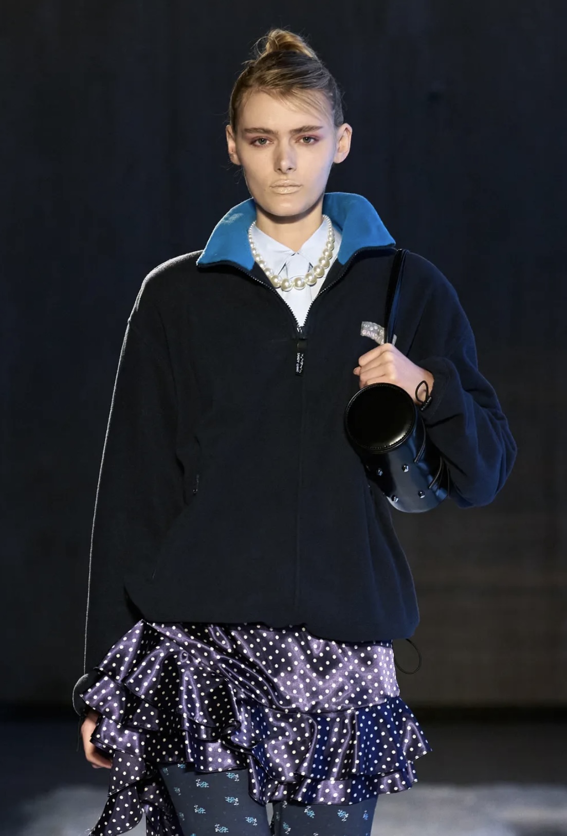 «Депрессивные» укладки и «стеклянные» губы: 12 бьюти-трендов осени 2025 (фото 7)