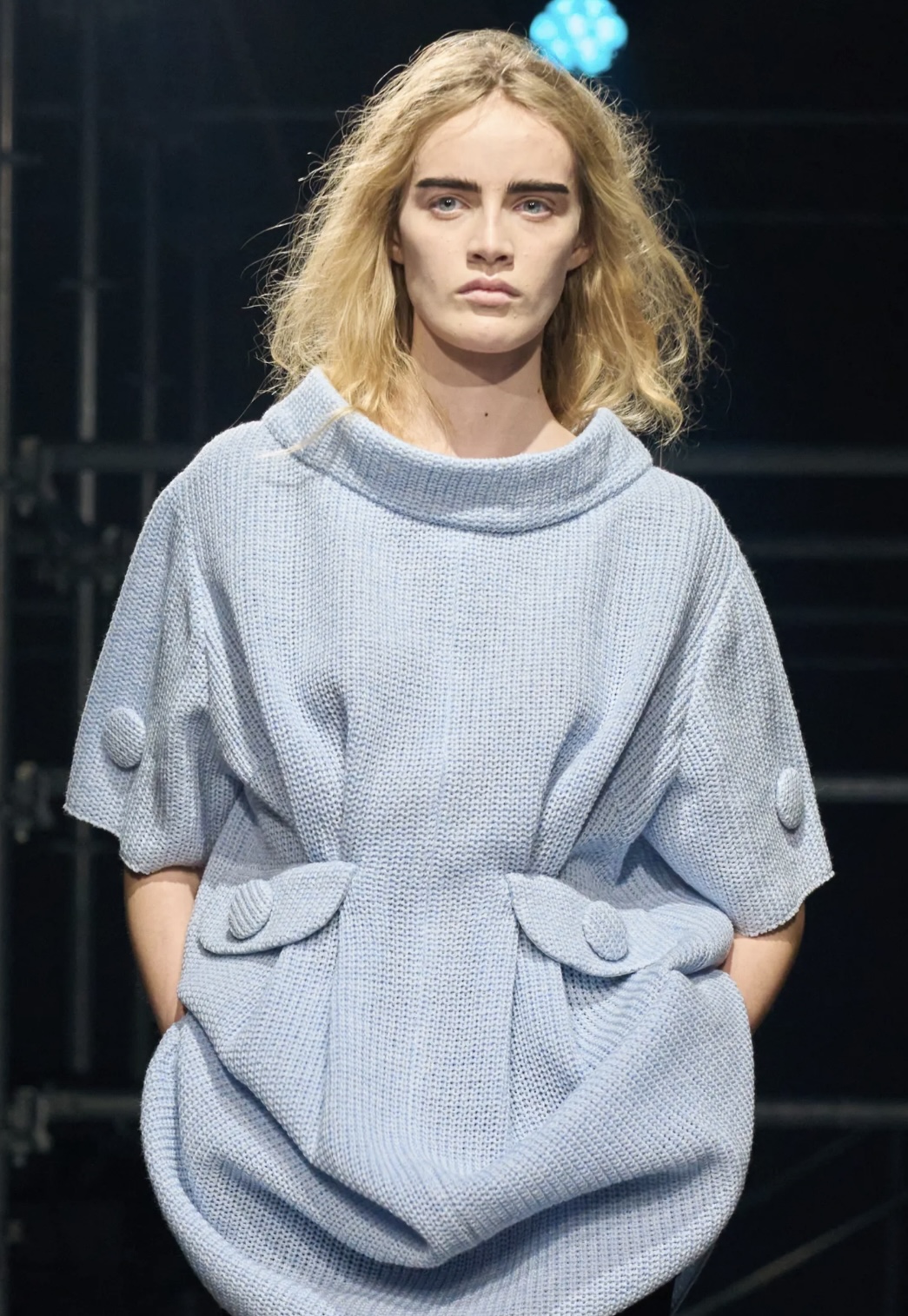 «Депрессивные» укладки и «стеклянные» губы: 12 бьюти-трендов осени 2025 (фото 10)