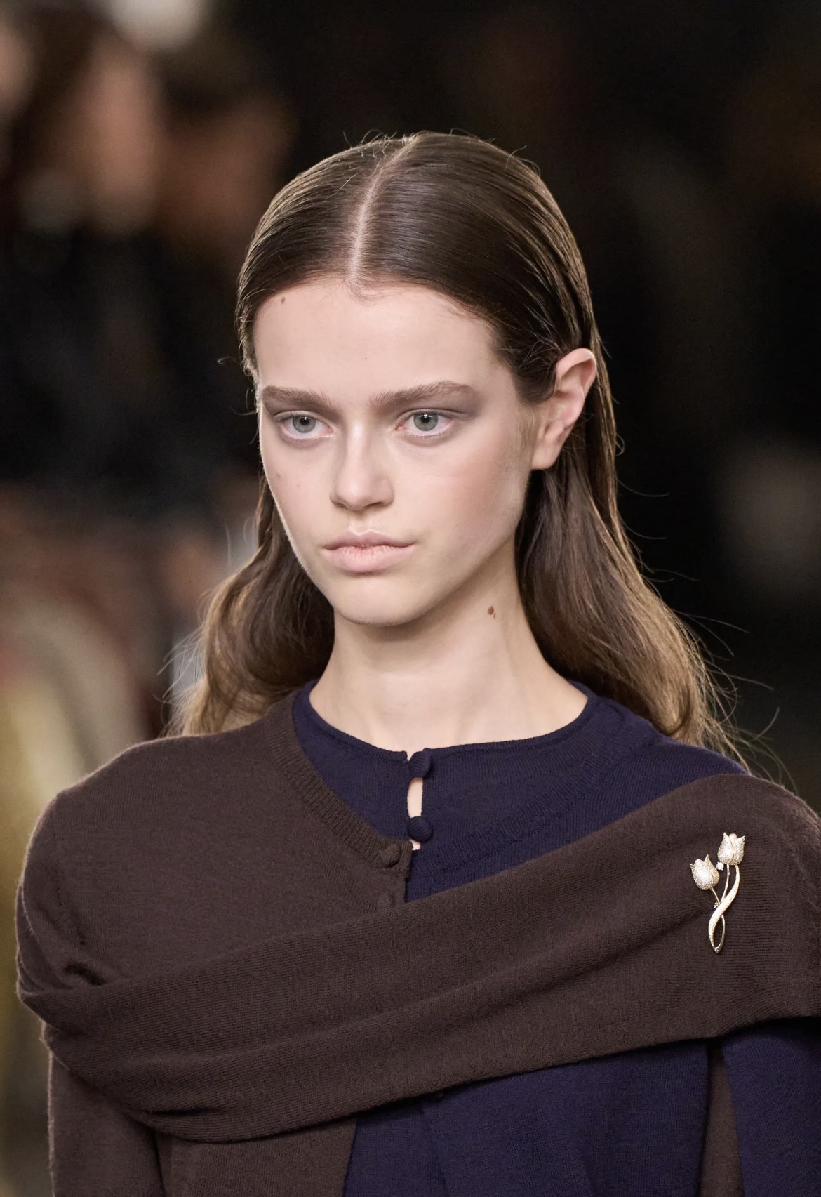 «Депрессивные» укладки и «стеклянные» губы: 12 бьюти-трендов осени 2025 (фото 8)